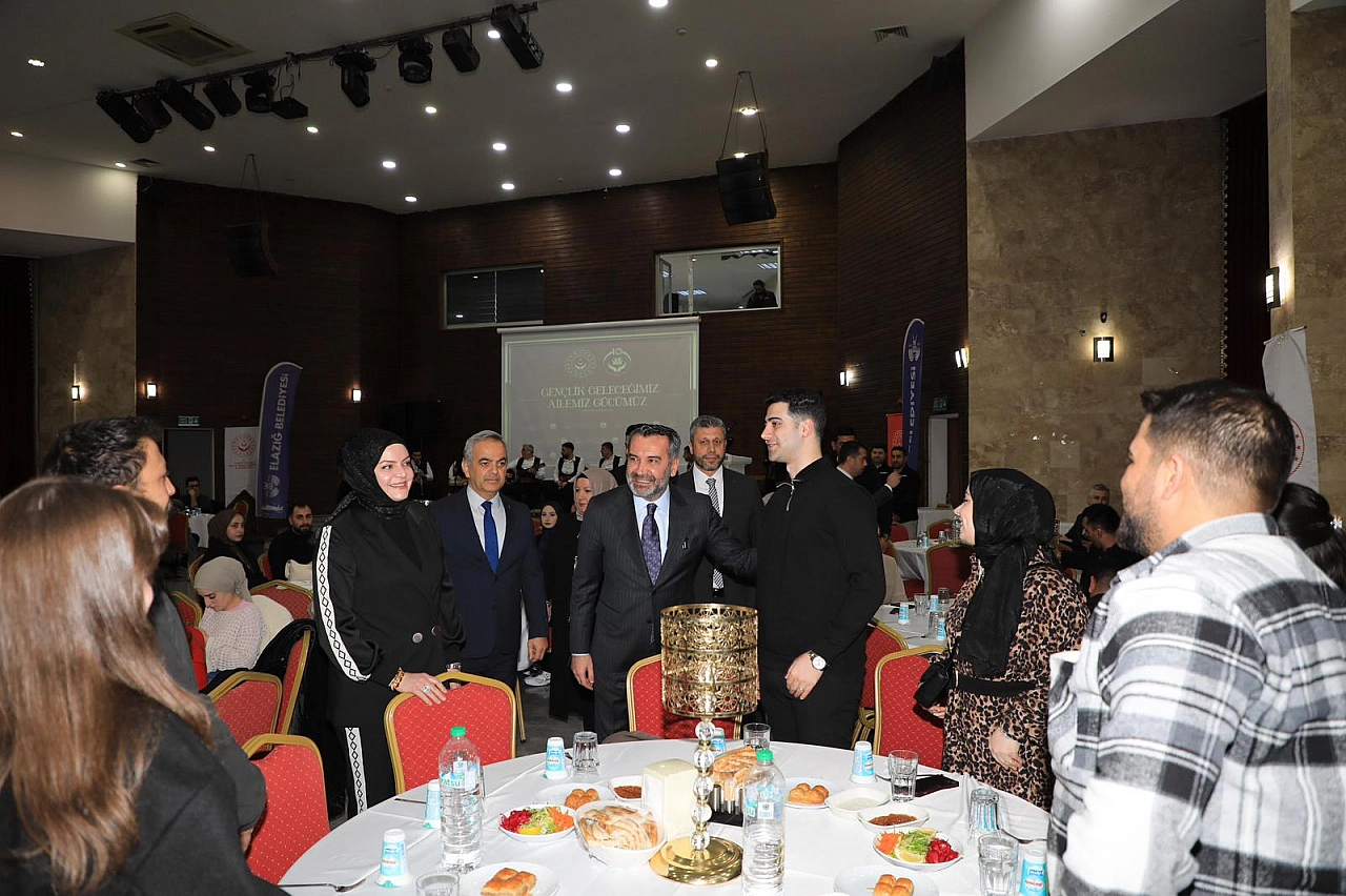 Bakan Göktaş'tan Şerifoğulları'na Övgü