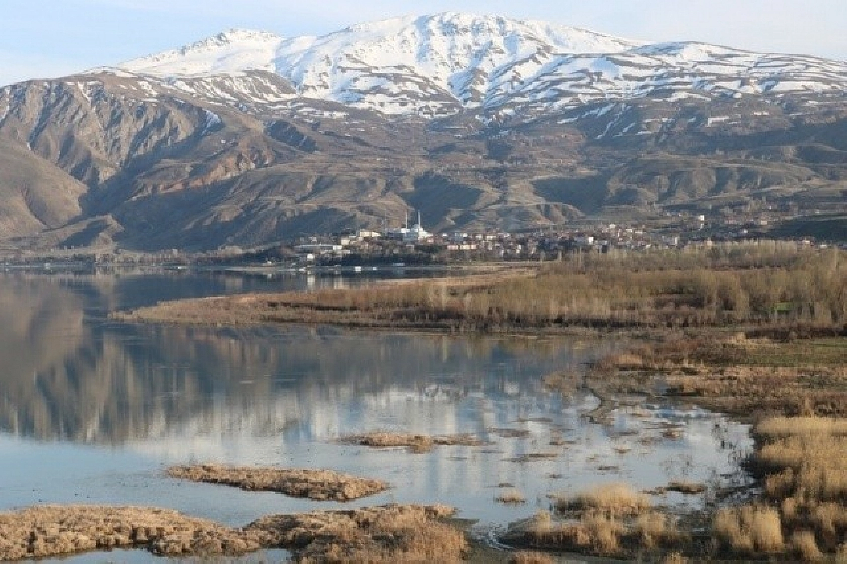 Hazar Gölünde Muhteşem Manzaralar