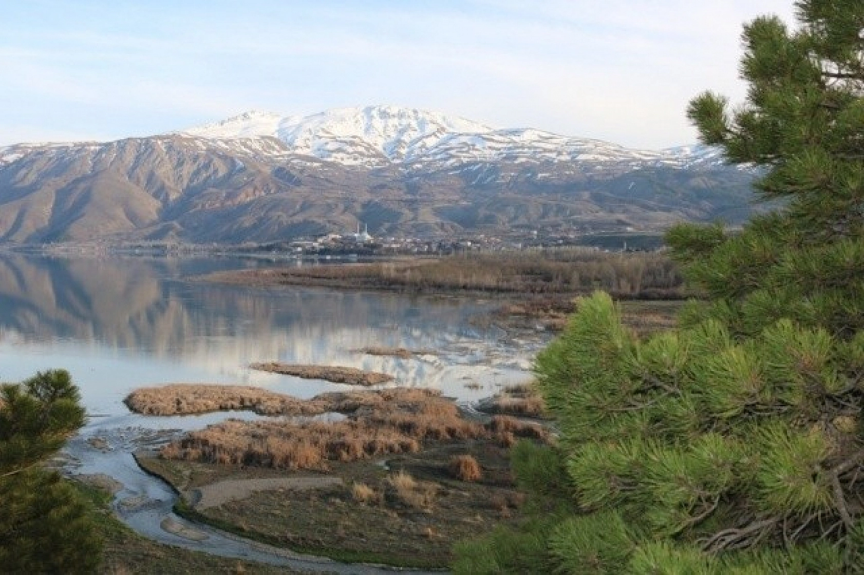 Hazar Gölünde Muhteşem Manzaralar