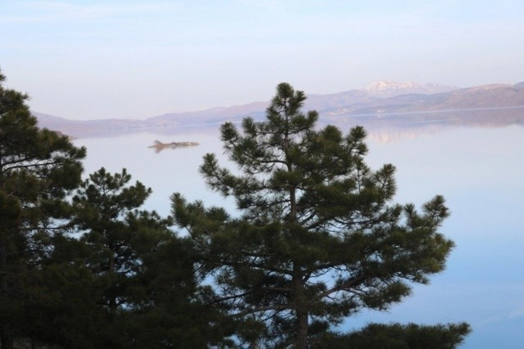 Hazar Gölünde Muhteşem Manzaralar