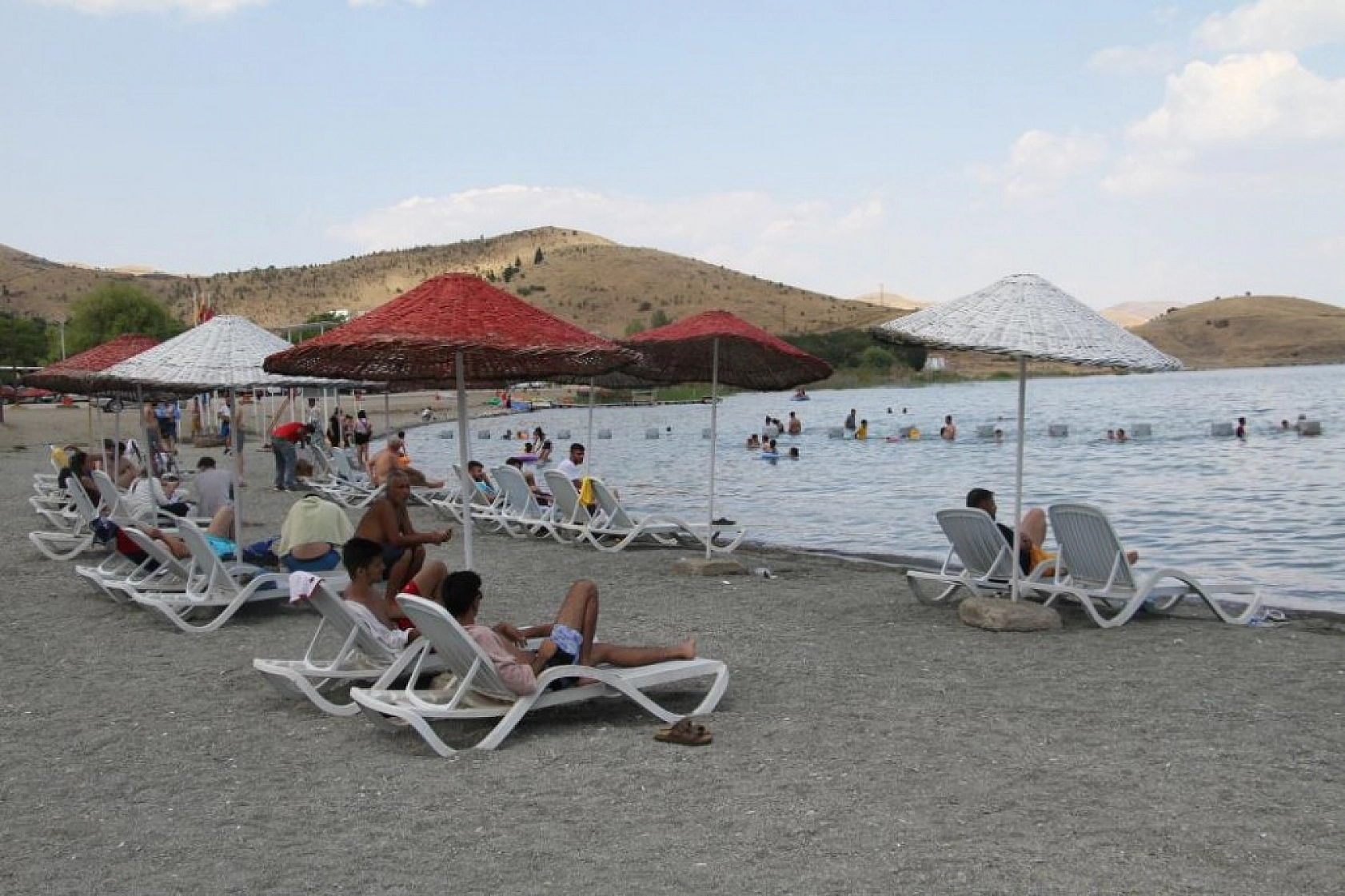 Hazar Gölü Tatili Fırsat Bilenlerin Akınına Uğradı