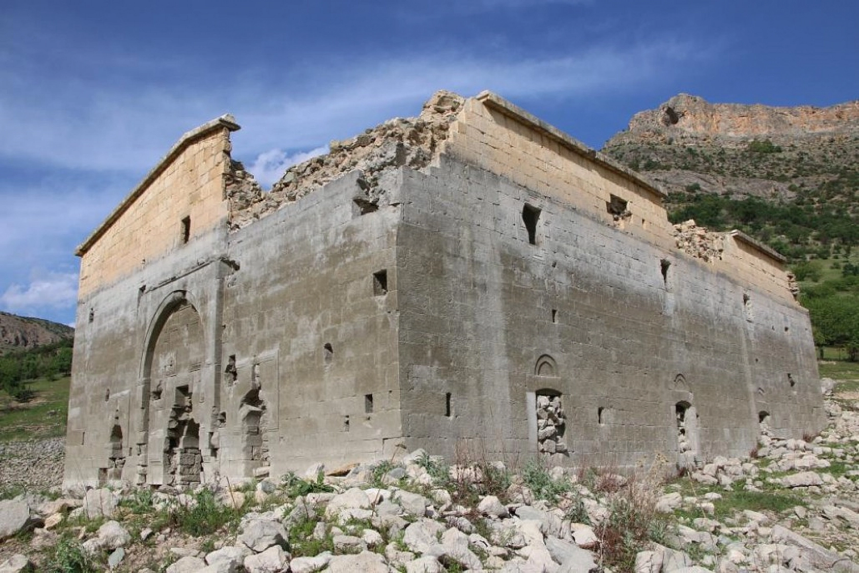 Sular Çekilince Tarihi Kilise Gün Yüzüne Çıktı