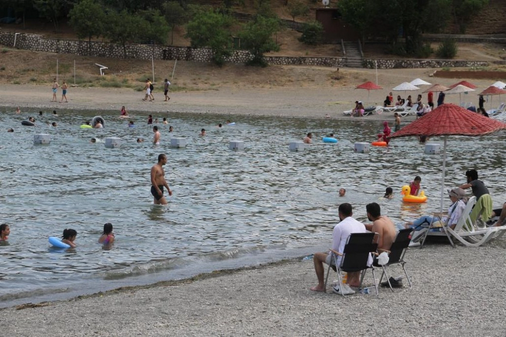 Hazar Gölü Tatili Fırsat Bilenlerin Akınına Uğradı