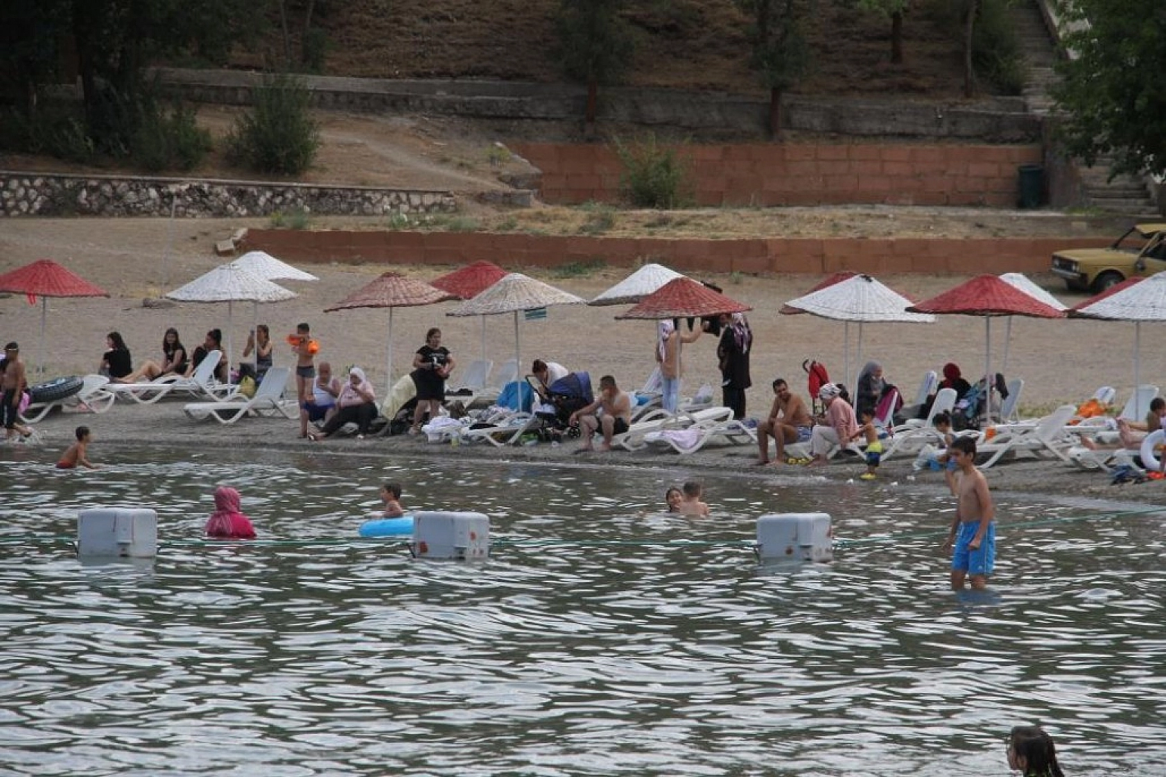 Hazar Gölü Tatili Fırsat Bilenlerin Akınına Uğradı