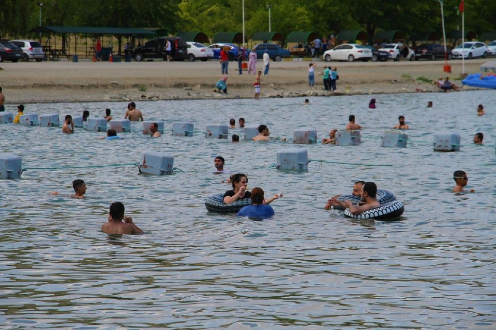 Hazar Gölü Tatili Fırsat Bilenlerin Akınına Uğradı
