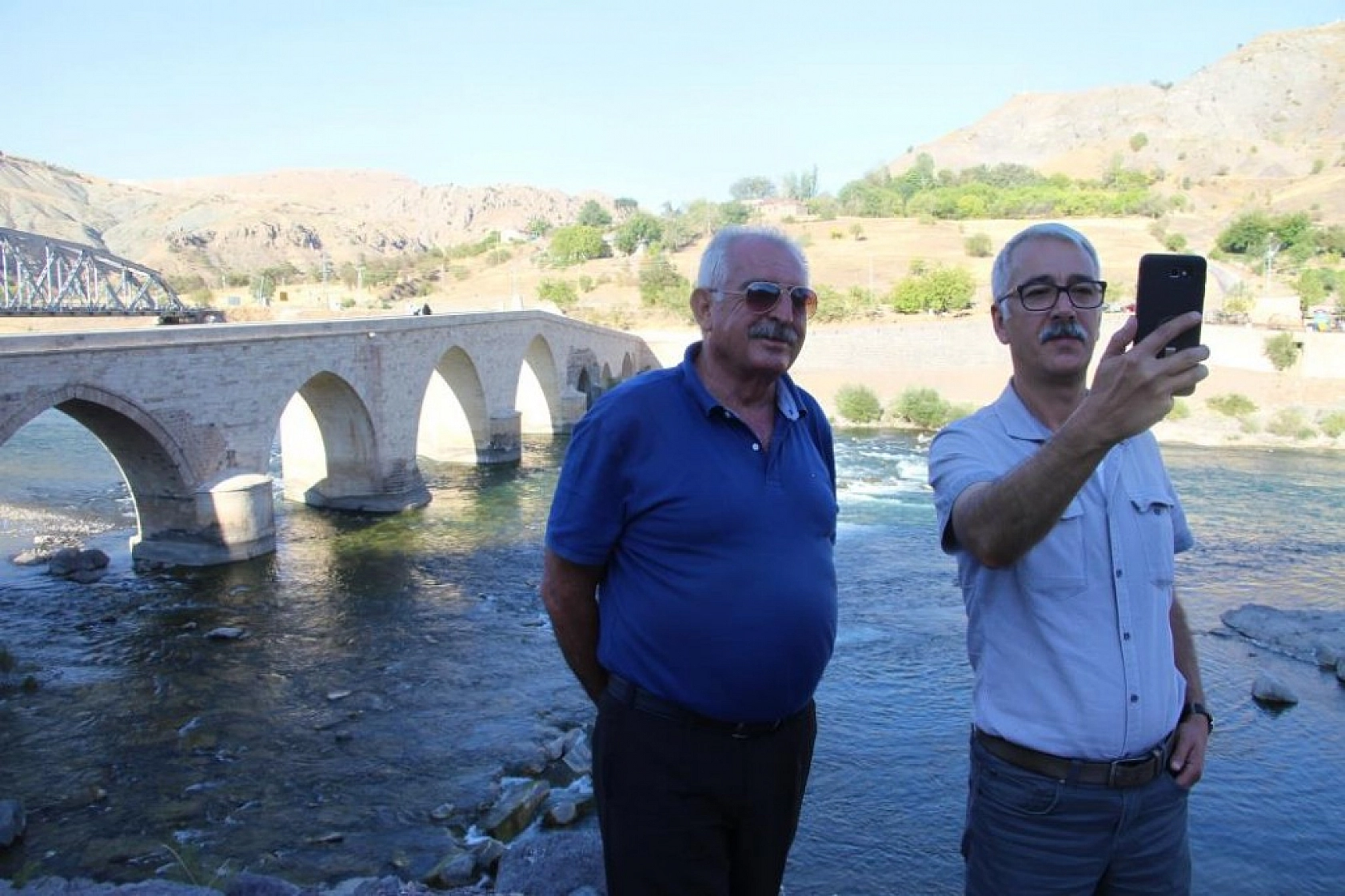 Yüzlerce Yıllık Palu Köprüsü Tarihe Meydan Okuyor
