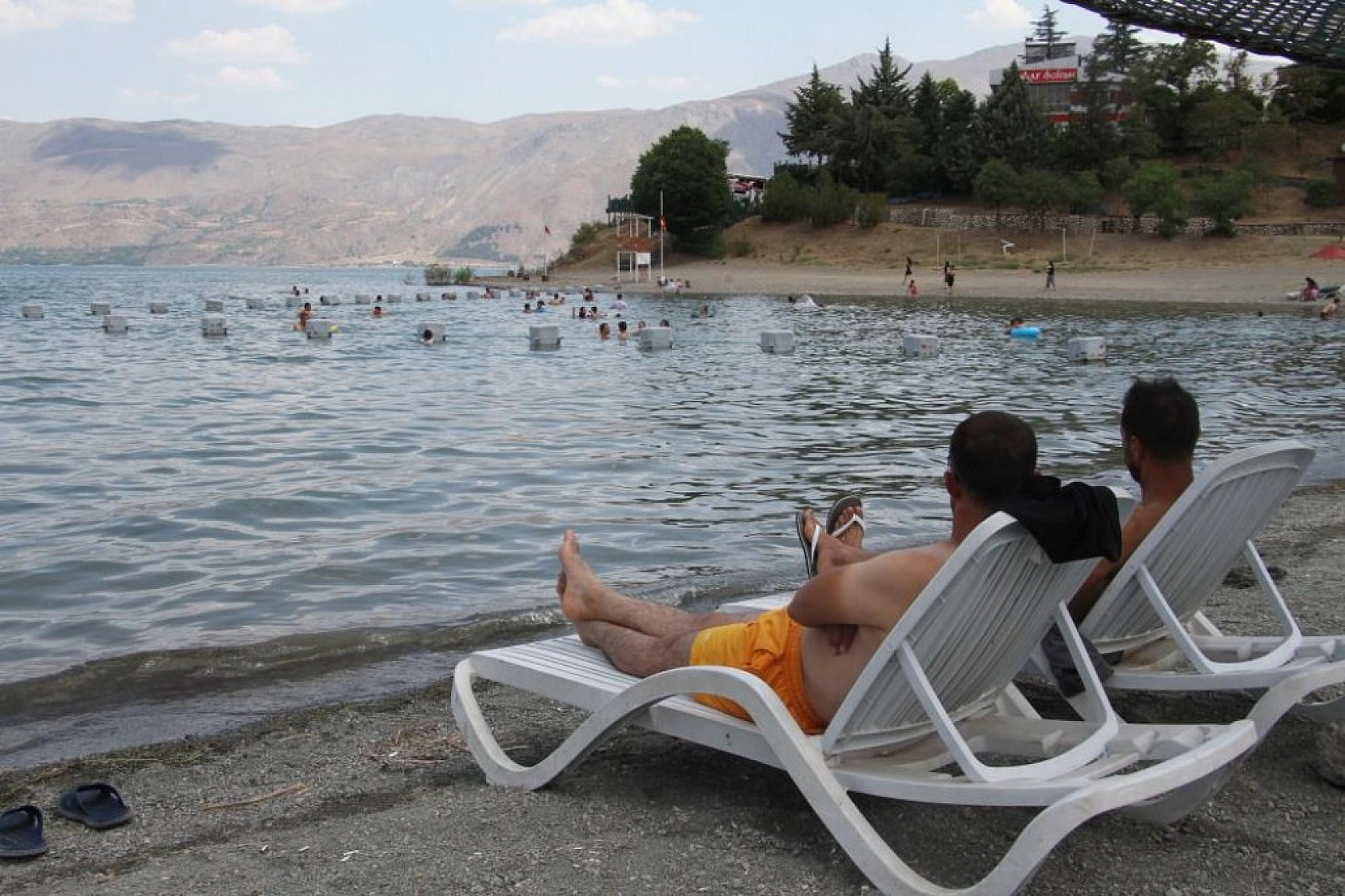 Hazar Gölü Tatili Fırsat Bilenlerin Akınına Uğradı