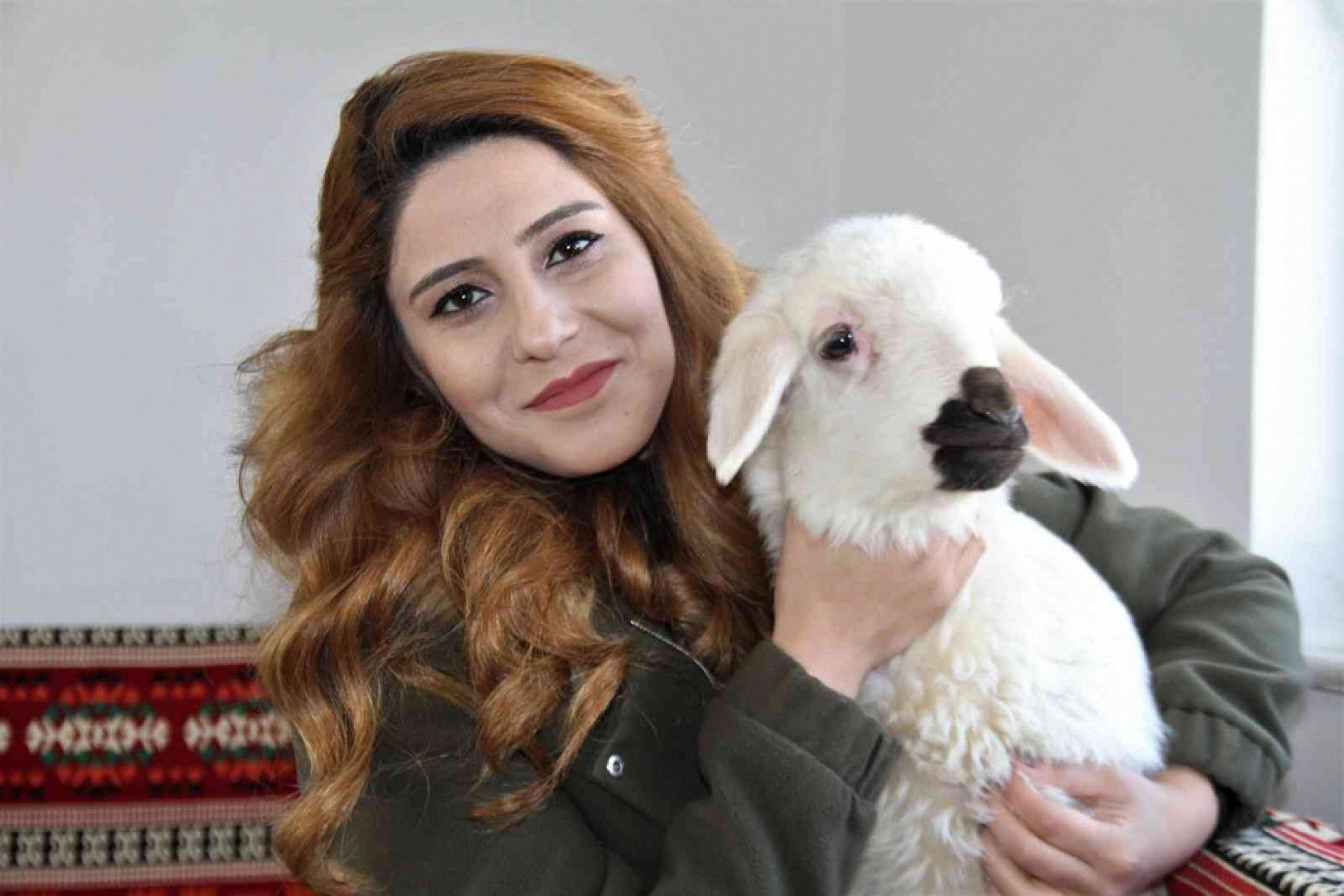 Annesini Kaybeden Kuzuyu Biberonla Besliyorlar