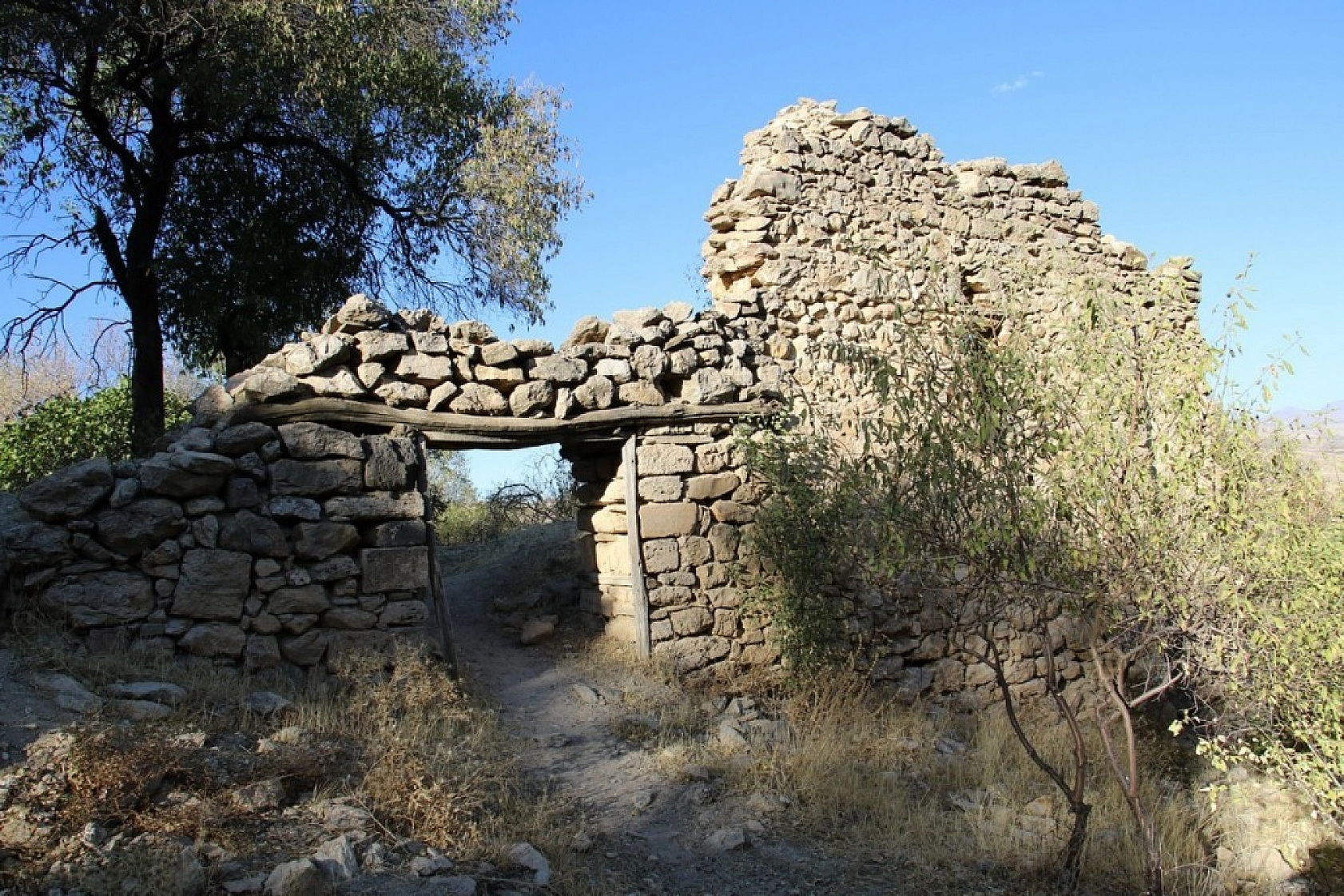 Elazığ'da 800 Yıllık Manastır!