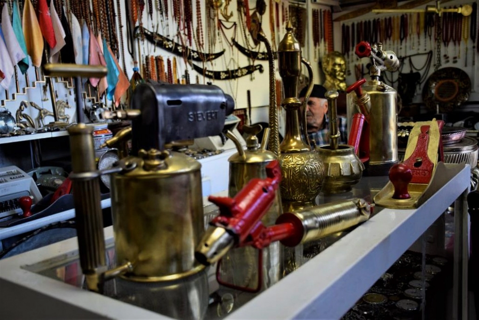 Yıllarca Antika Eşya Topladı, Deposunu Müzeye Çevirdi!