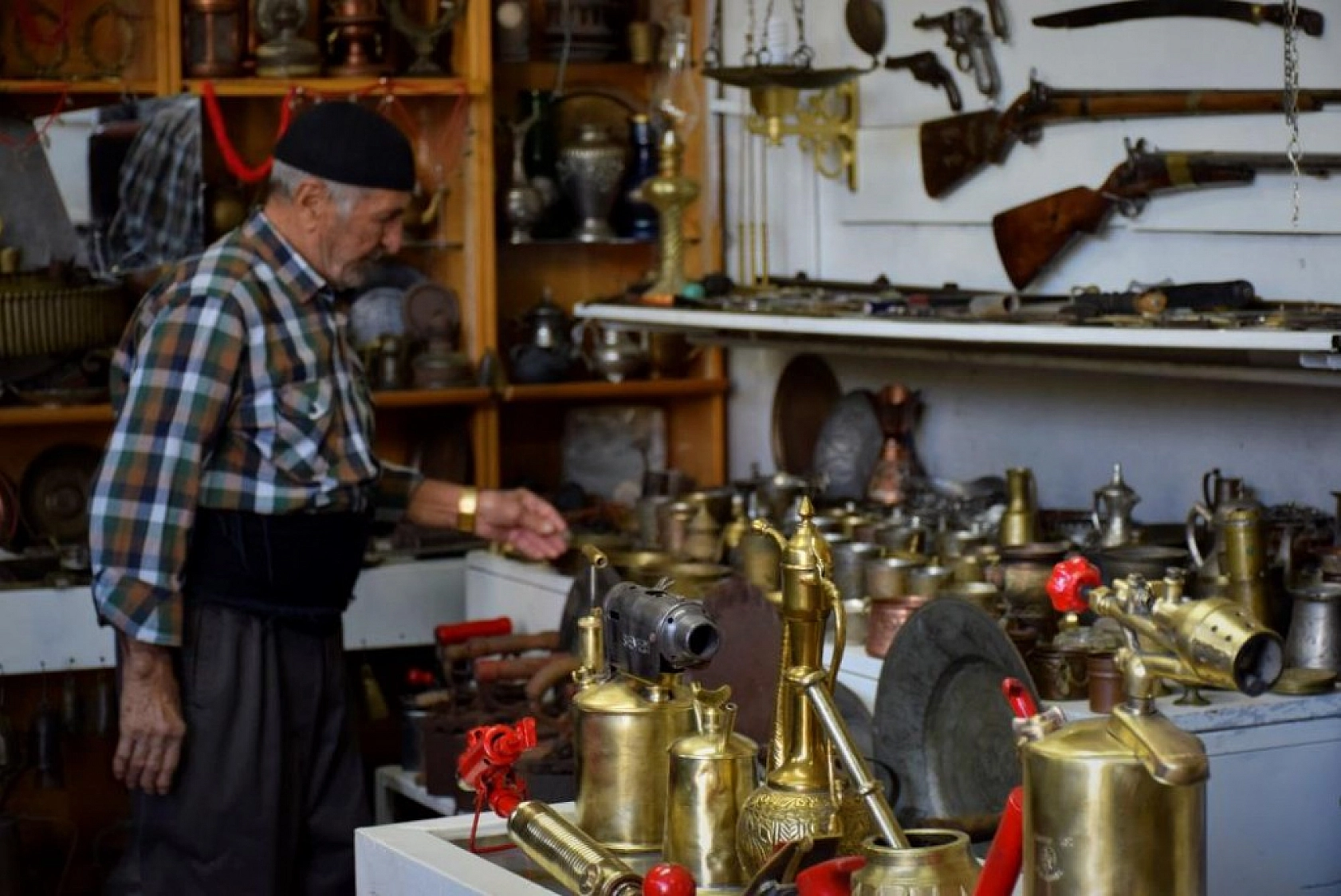 Yıllarca Antika Eşya Topladı, Deposunu Müzeye Çevirdi!