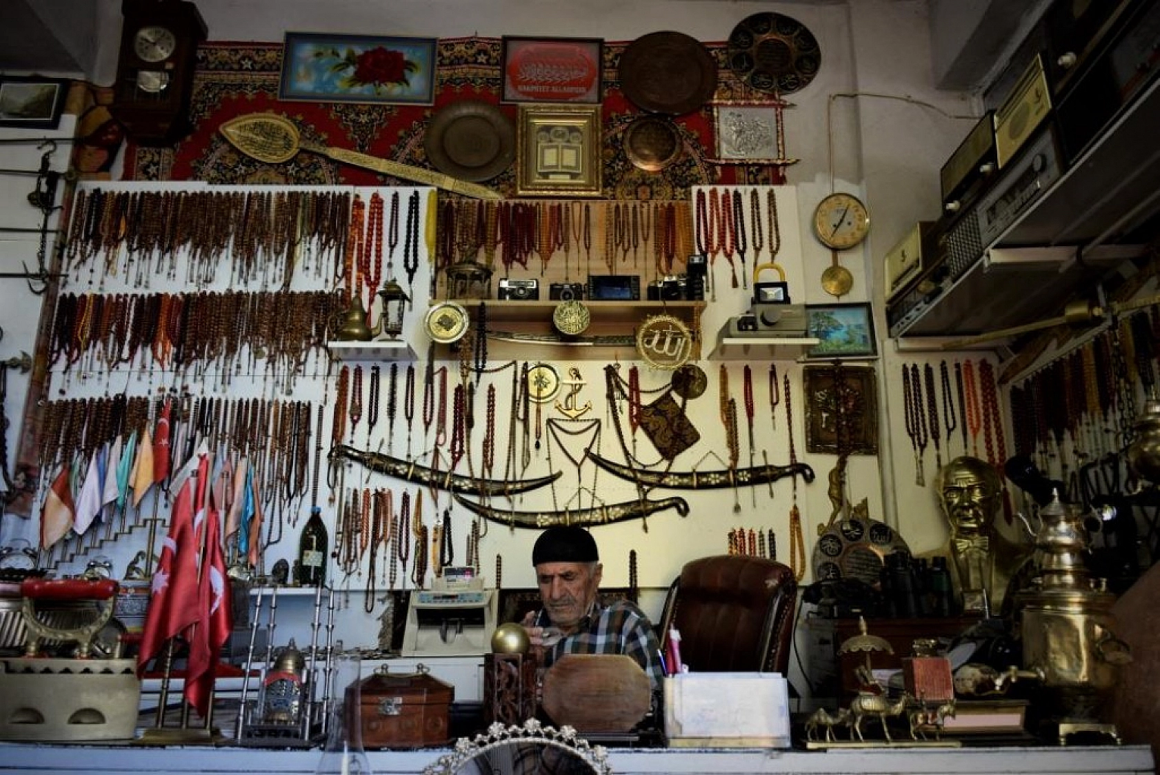 Yıllarca Antika Eşya Topladı, Deposunu Müzeye Çevirdi!