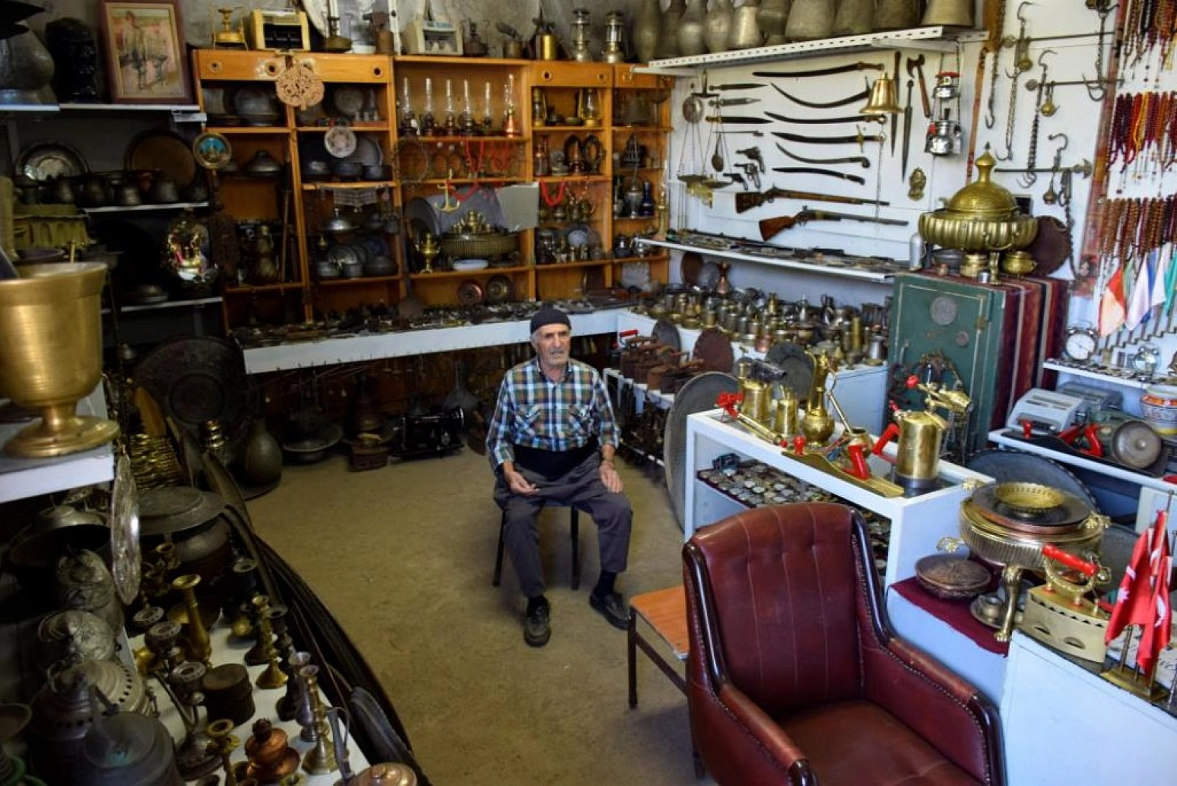 Yıllarca Antika Eşya Topladı, Deposunu Müzeye Çevirdi!