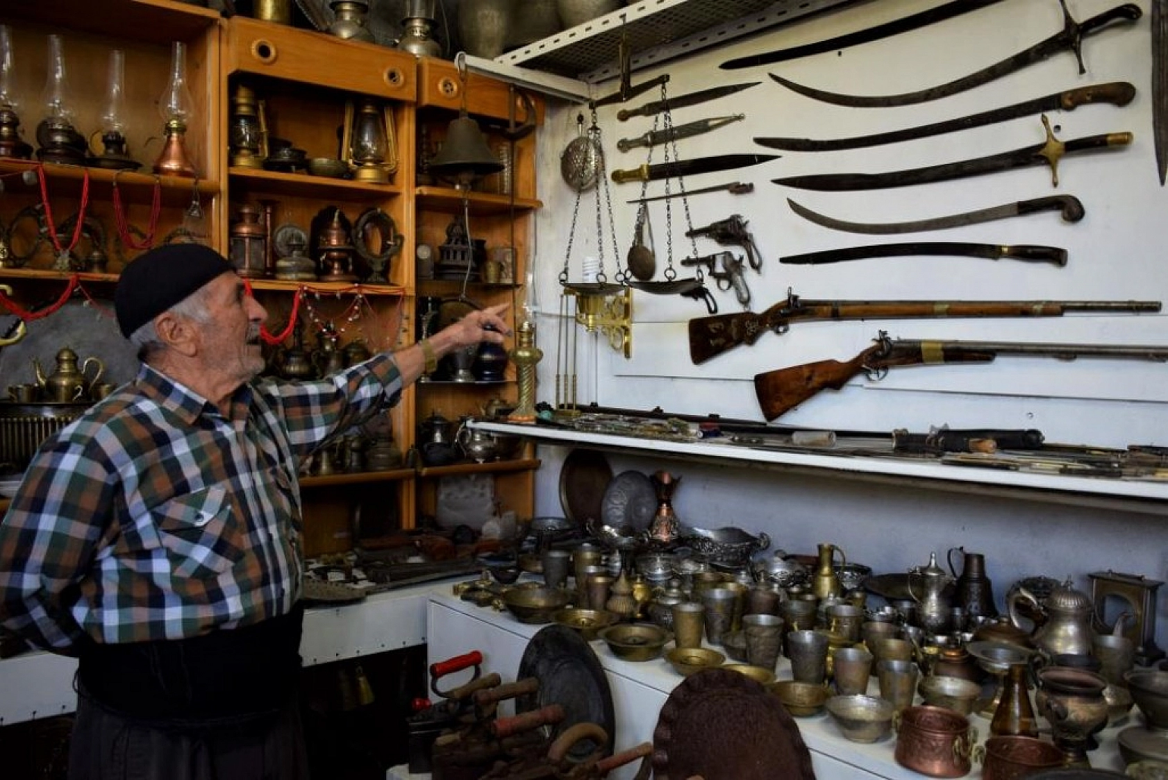 Yıllarca Antika Eşya Topladı, Deposunu Müzeye Çevirdi!