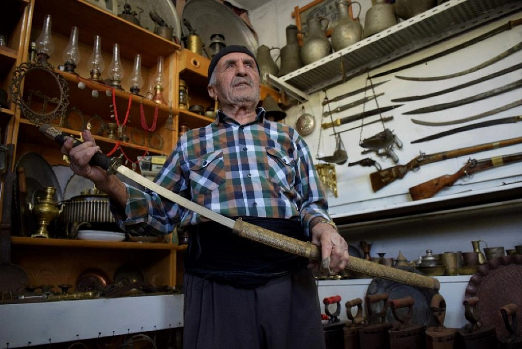 Yıllarca Antika Eşya Topladı, Deposunu Müzeye Çevirdi!