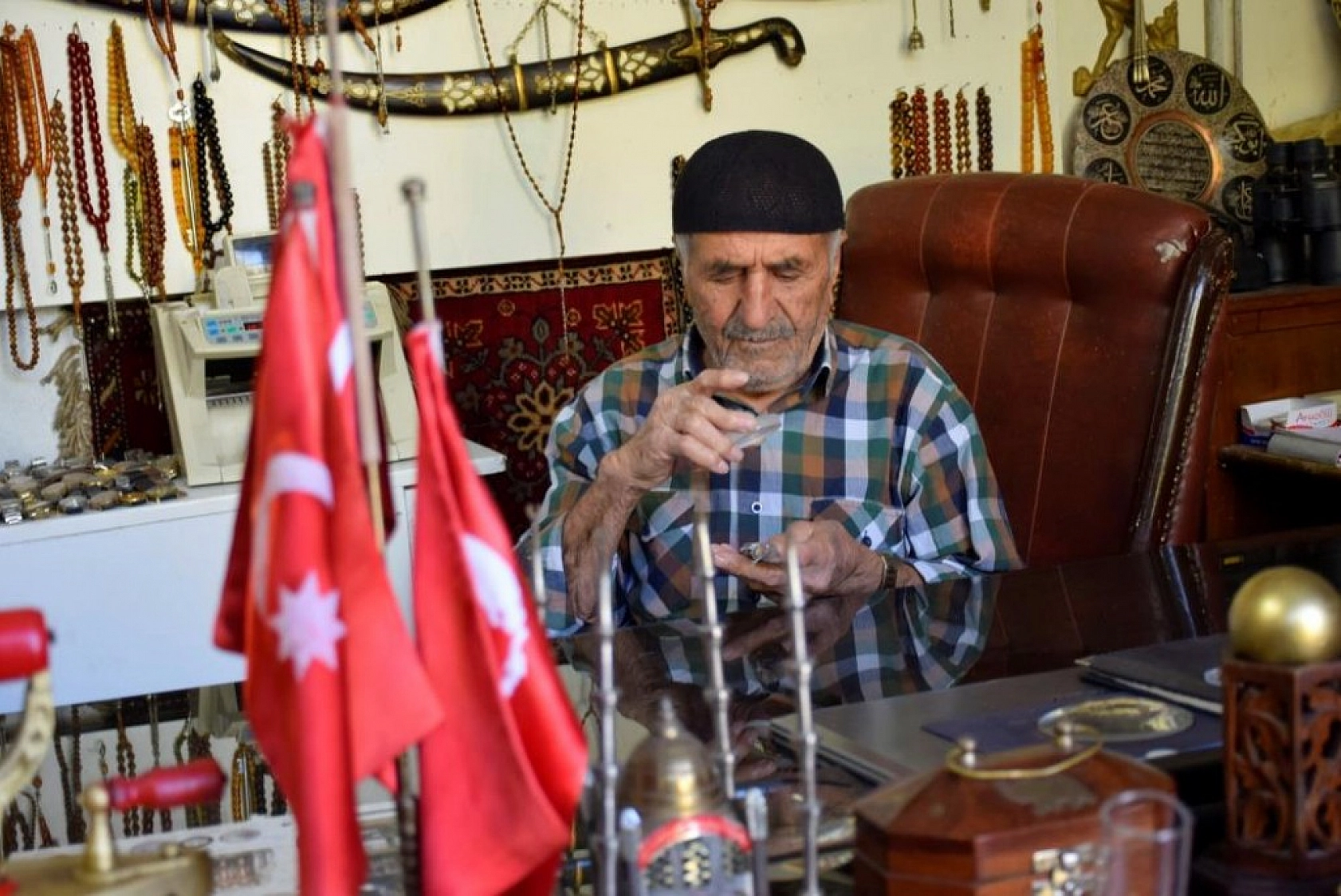 Yıllarca Antika Eşya Topladı, Deposunu Müzeye Çevirdi!