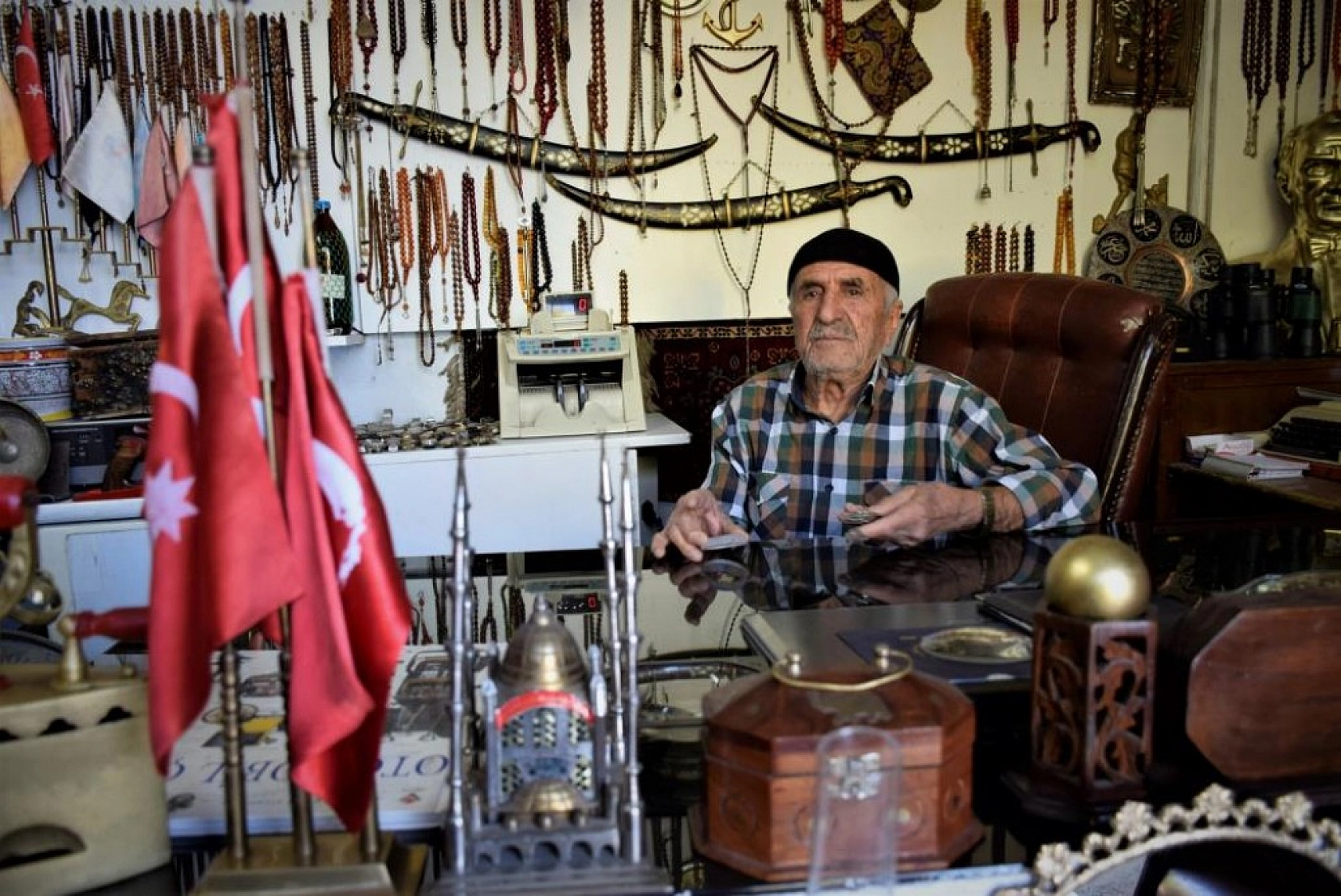 Yıllarca Antika Eşya Topladı, Deposunu Müzeye Çevirdi!