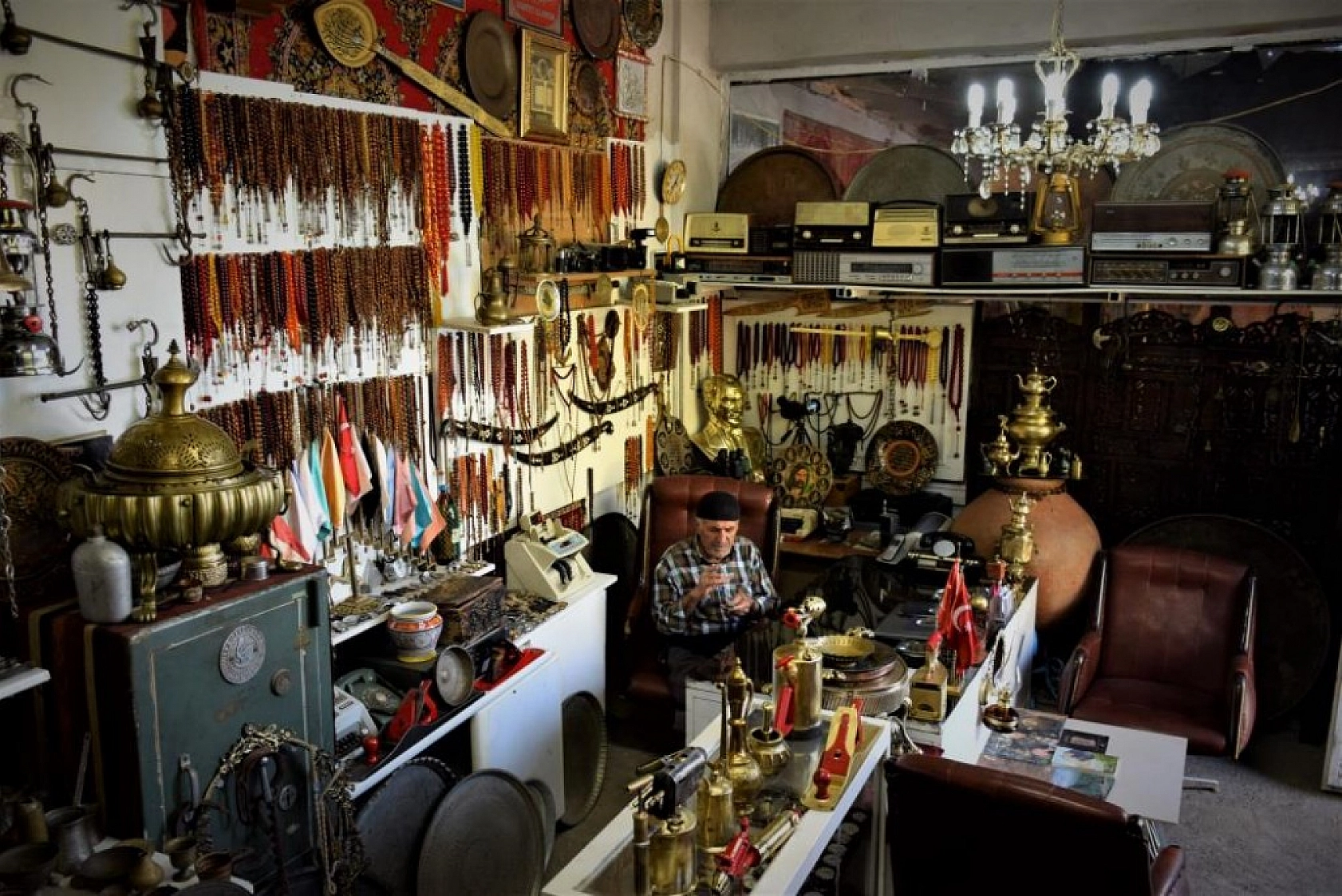 Yıllarca Antika Eşya Topladı, Deposunu Müzeye Çevirdi!