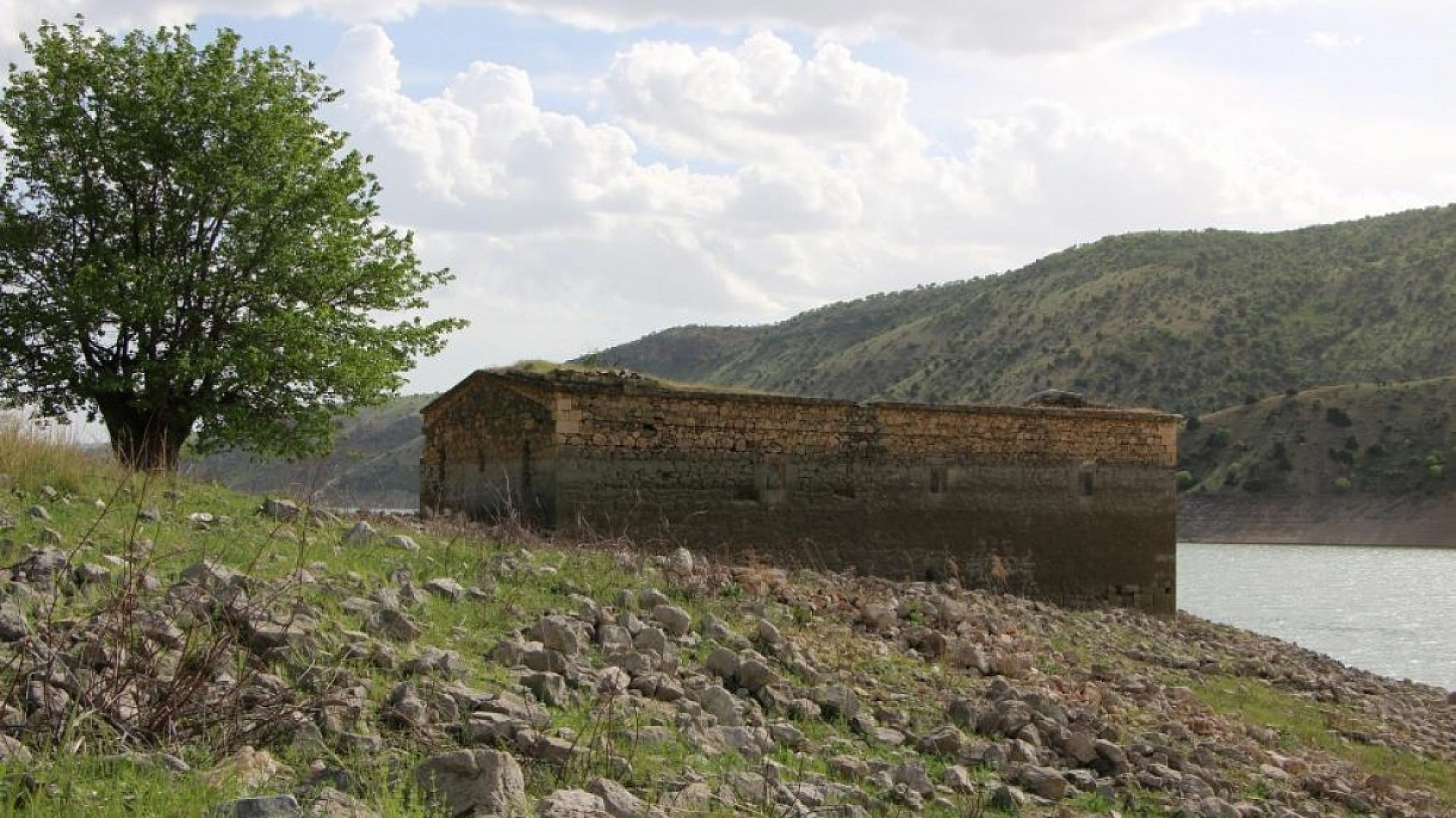 Sular Çekilince Tarihi Kilise Gün Yüzüne Çıktı