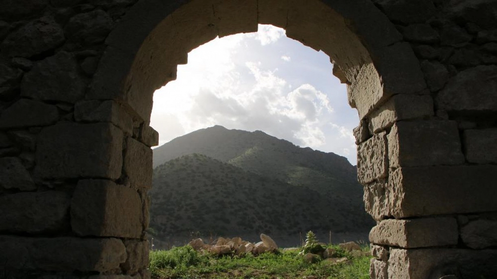 Sular Çekilince Tarihi Kilise Gün Yüzüne Çıktı