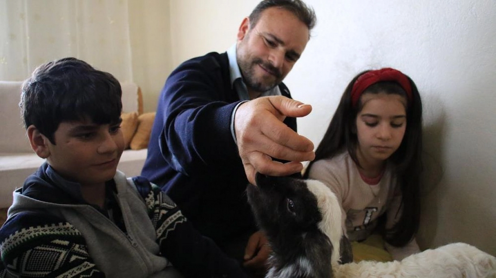 Kuzulara Kendi Bebeği Gibi Bakıyor