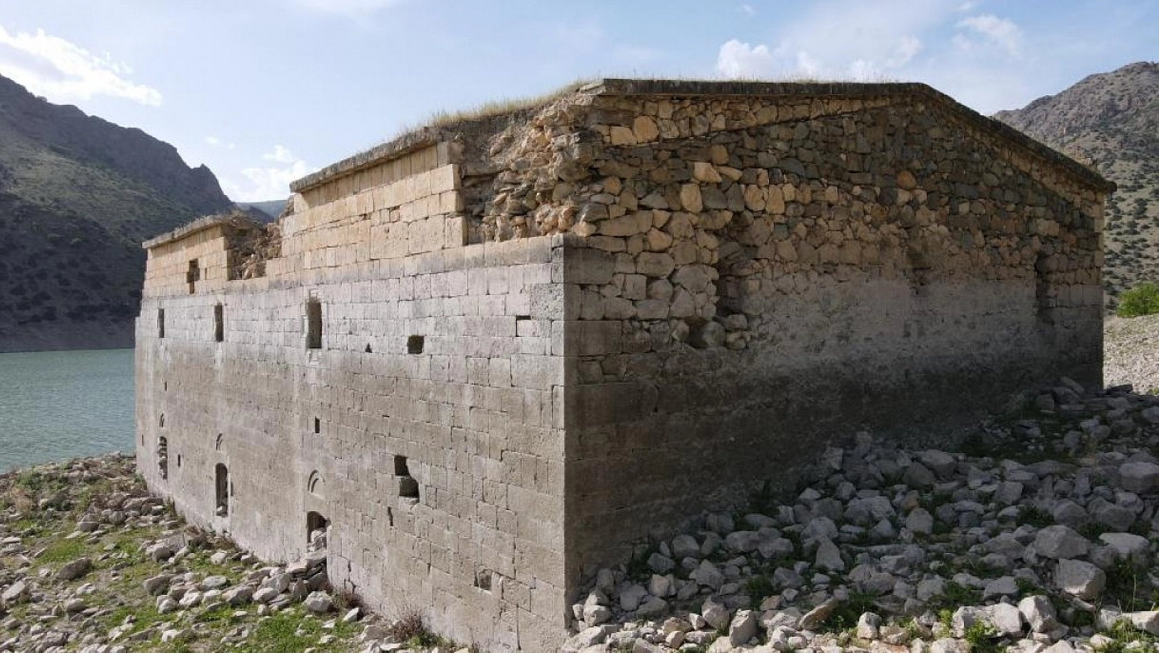Sular Çekilince Tarihi Kilise Gün Yüzüne Çıktı