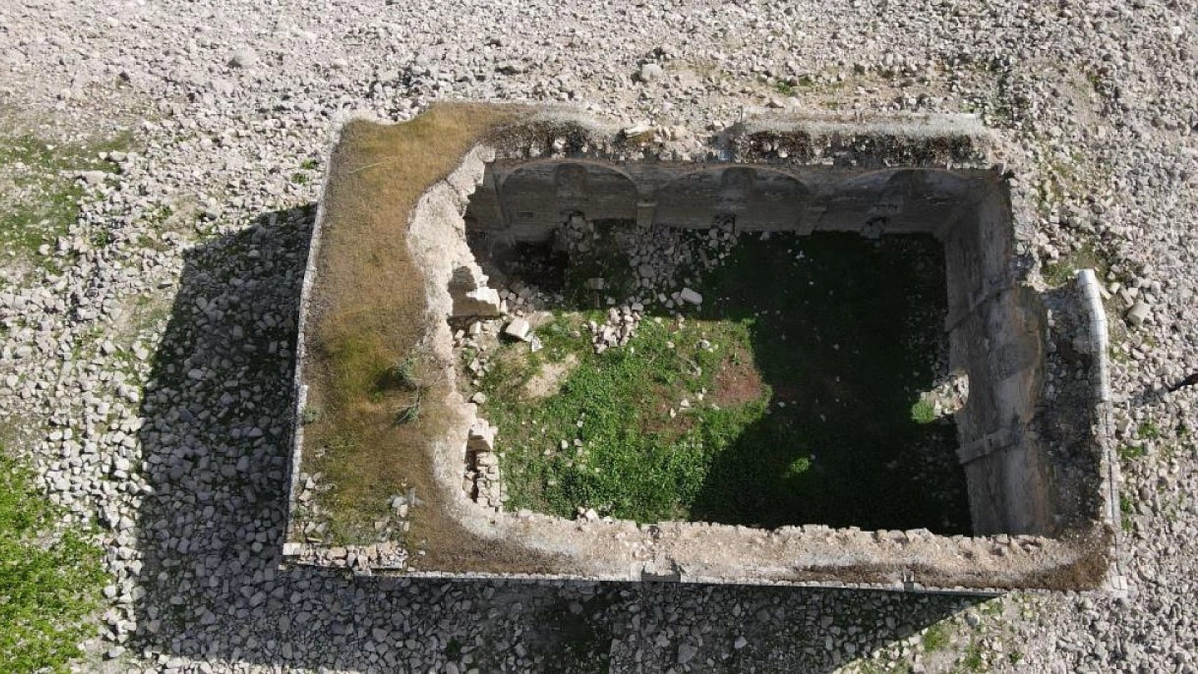 Sular Çekilince Tarihi Kilise Gün Yüzüne Çıktı