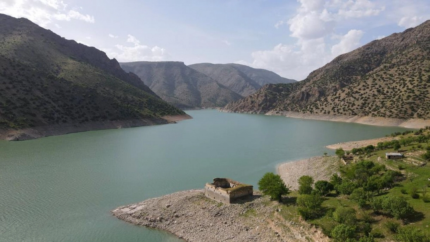 Sular Çekilince Tarihi Kilise Gün Yüzüne Çıktı