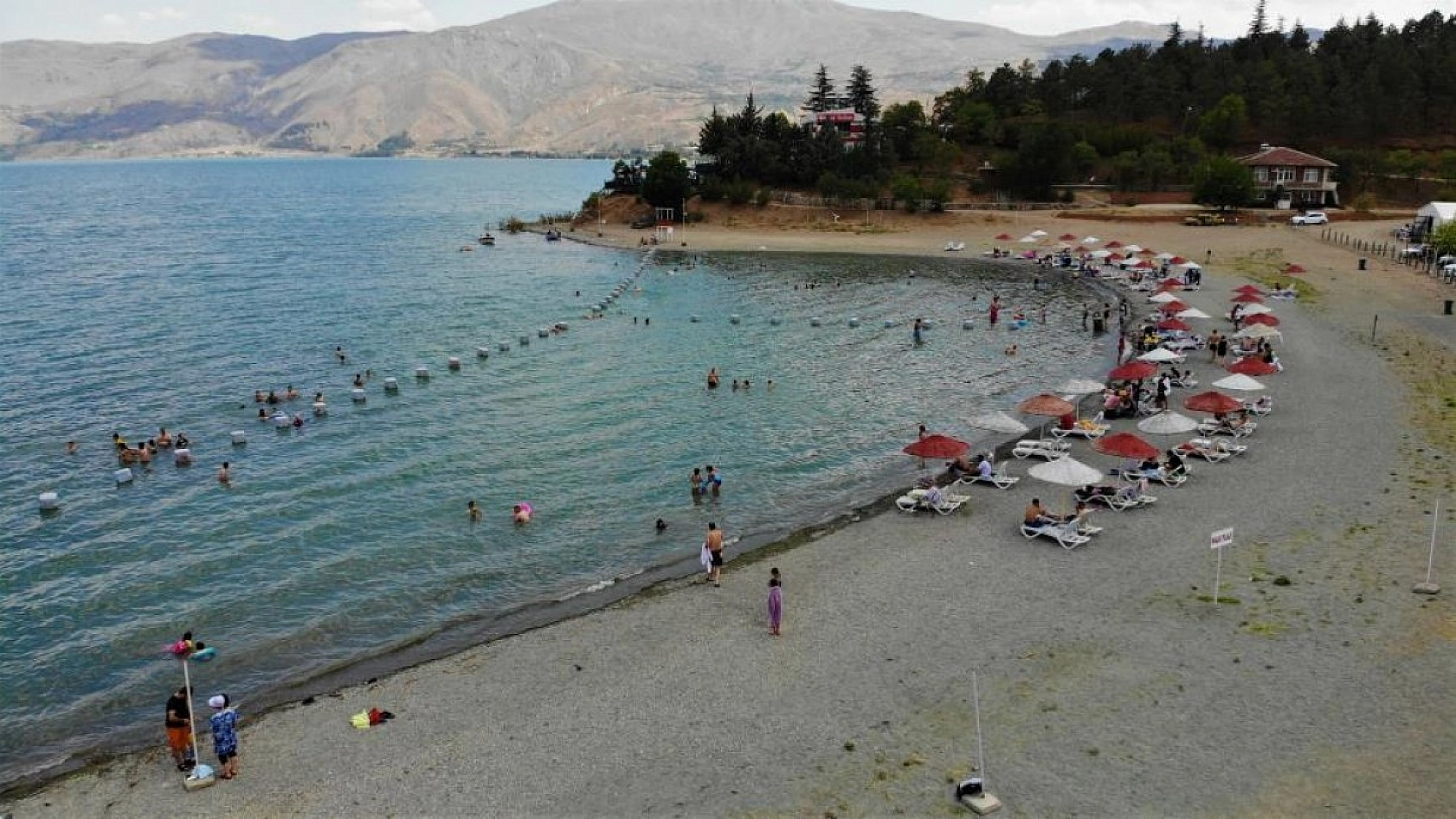 Hazar Gölü Tatili Fırsat Bilenlerin Akınına Uğradı