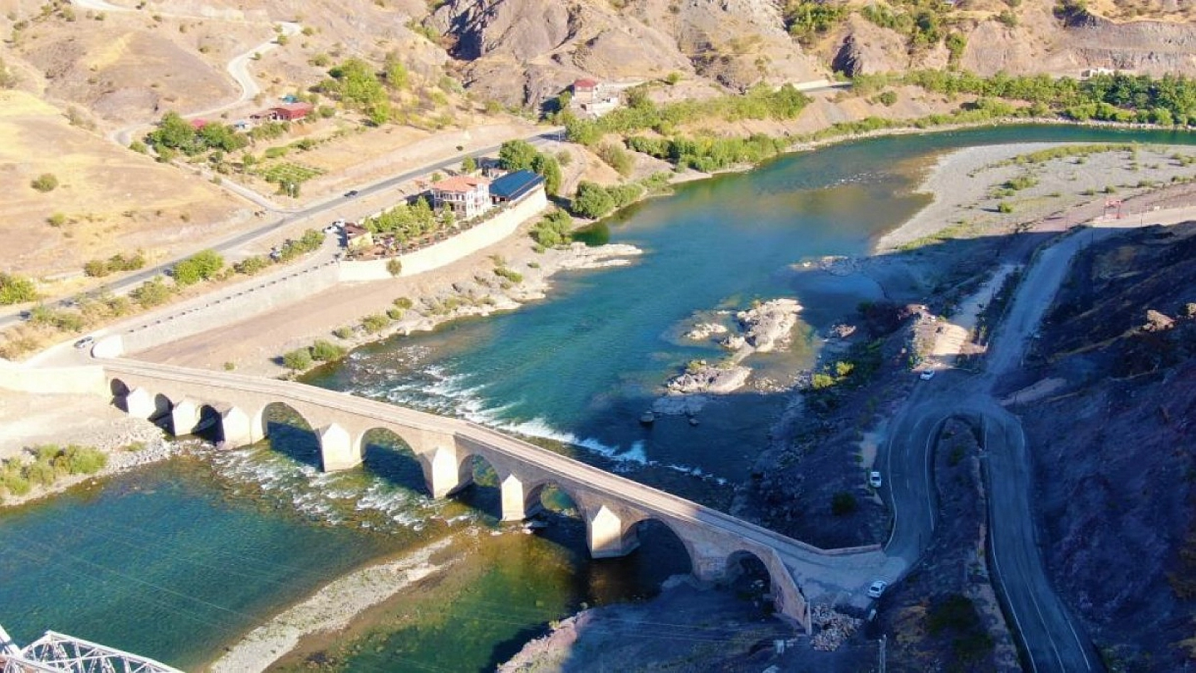 Yüzlerce Yıllık Palu Köprüsü Tarihe Meydan Okuyor