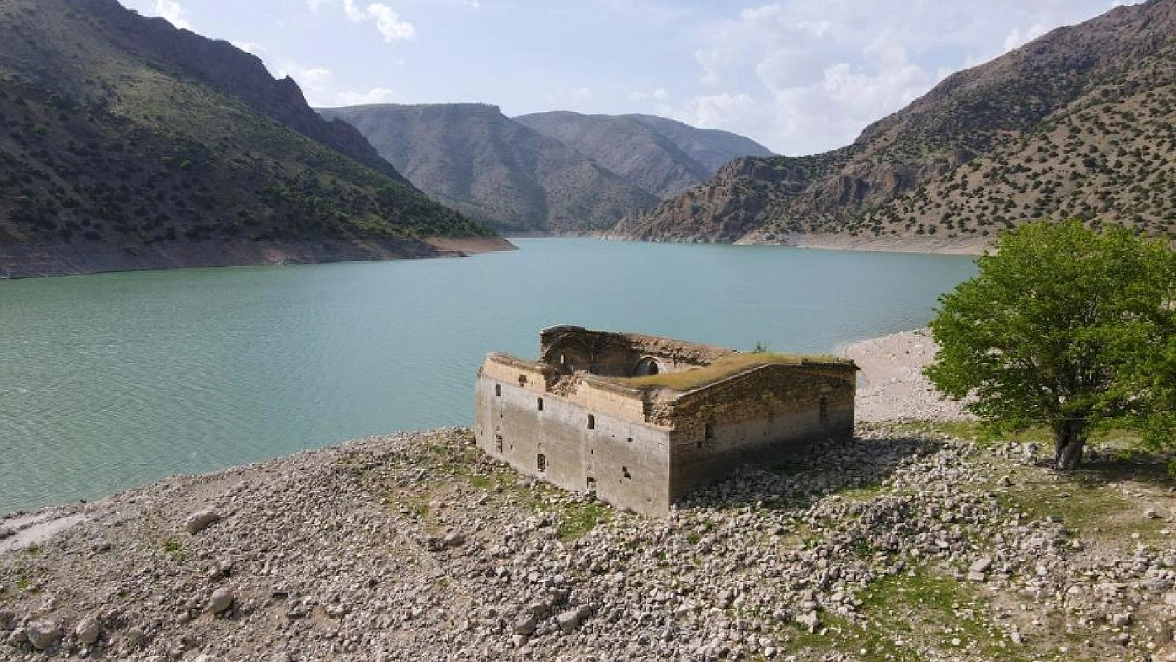 Sular Çekilince Tarihi Kilise Gün Yüzüne Çıktı