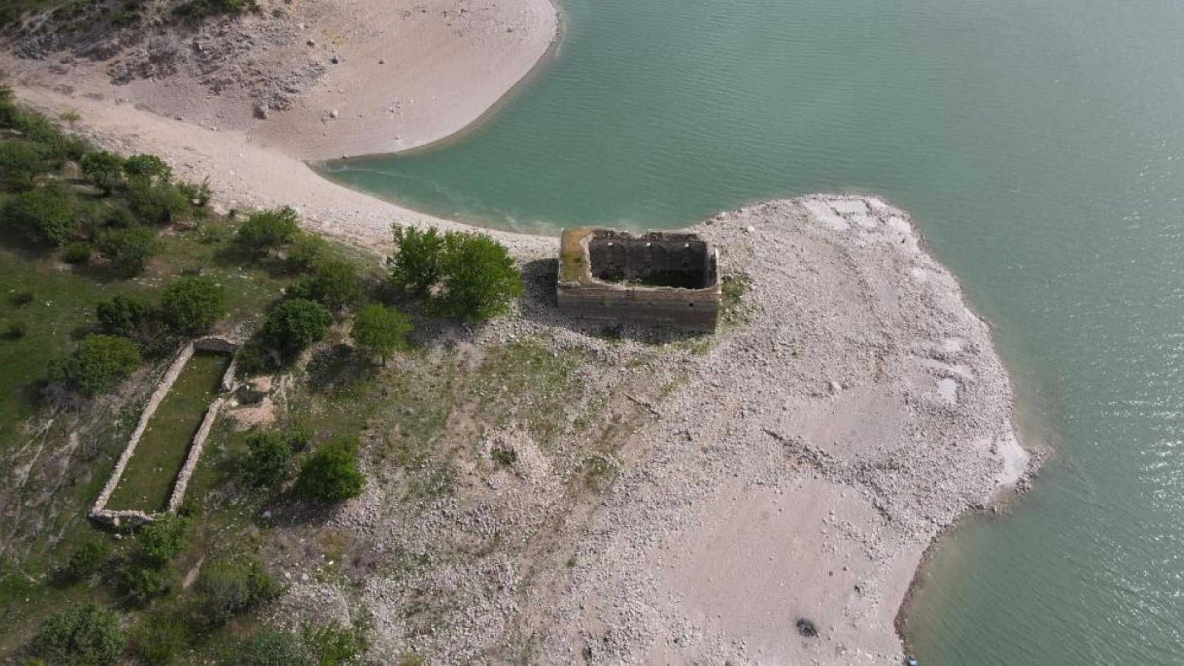 Sular Çekilince Tarihi Kilise Gün Yüzüne Çıktı