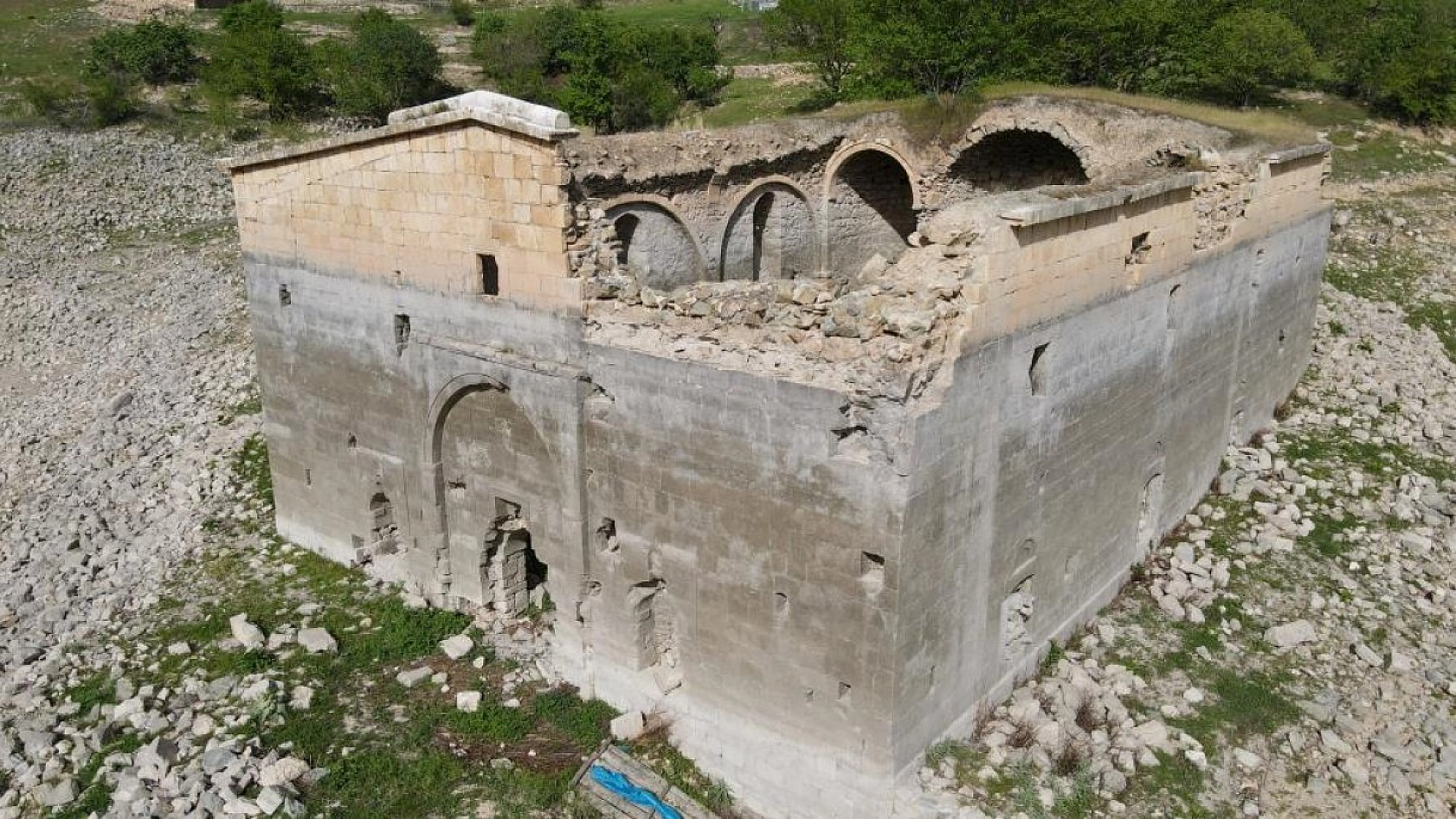 Sular Çekilince Tarihi Kilise Gün Yüzüne Çıktı