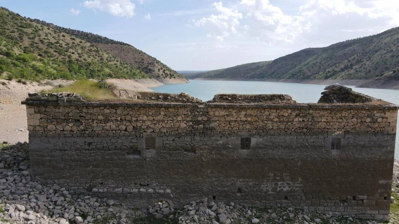 Sular Çekilince Tarihi Kilise Gün Yüzüne Çıktı