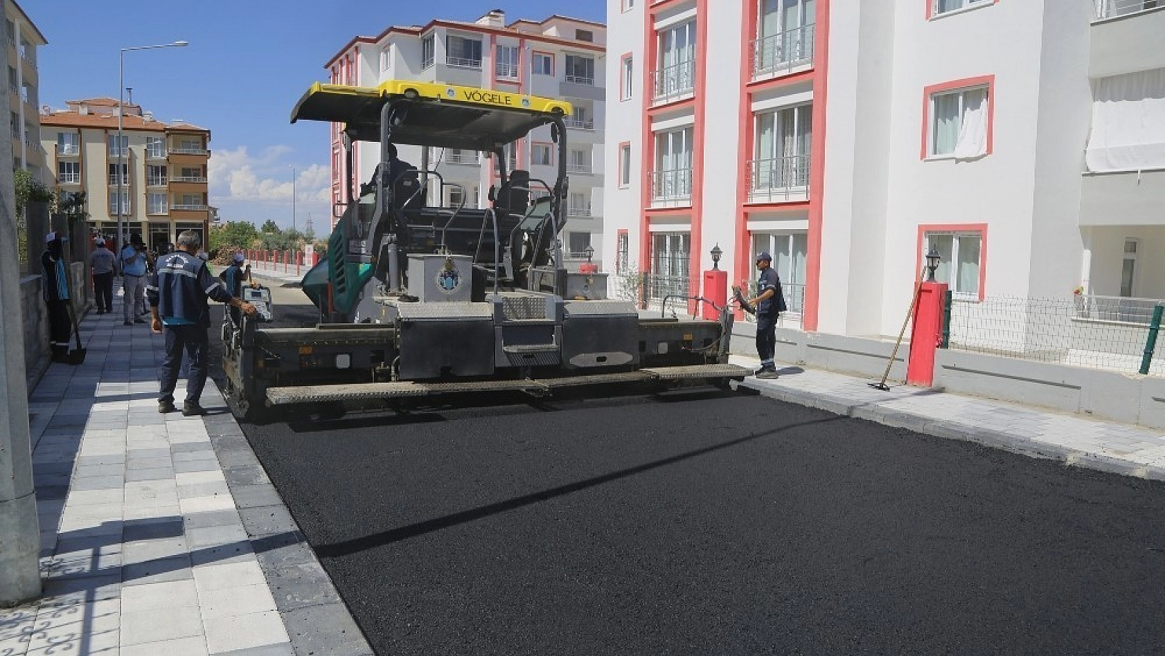Göztepe Mahallesi'nde sıcak asfalt serimi devam ediyor 