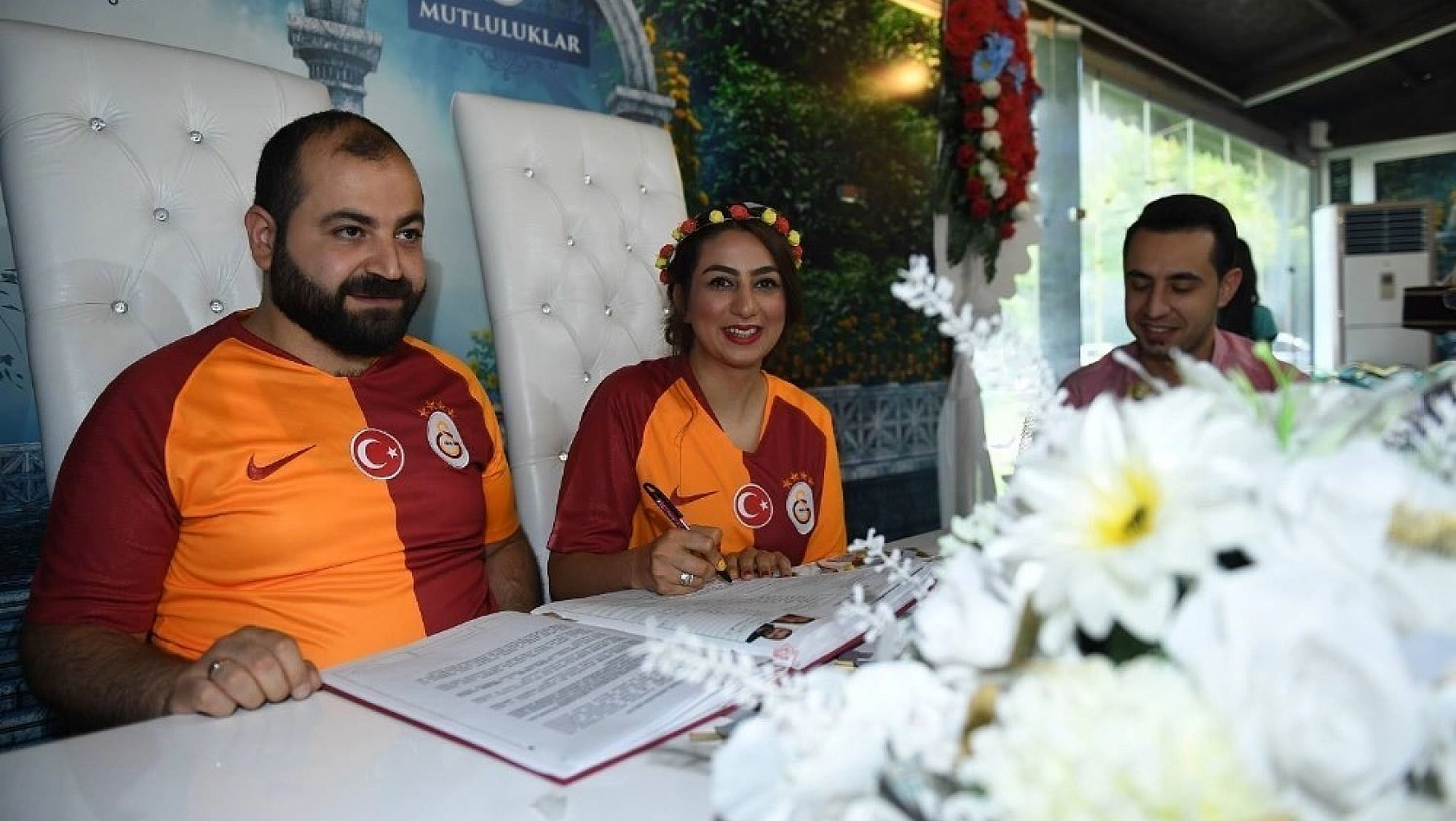 Fanatik çift nikah masasına Galatasaray formasıyla oturdu 