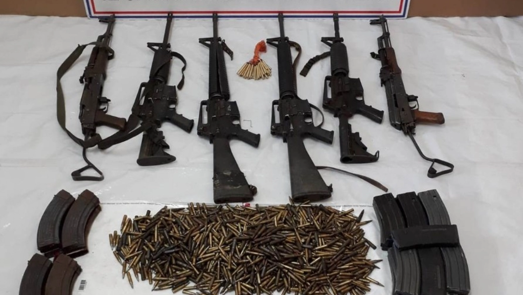 Etkisiz hale getirilen 10 teröristin silah ve mühimmatları ele geçirildi 