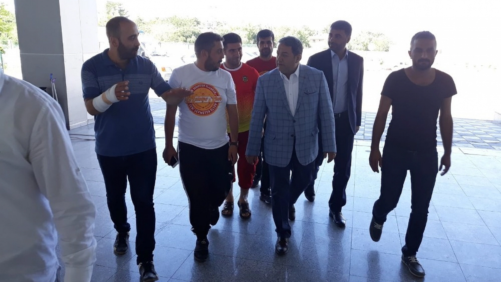 MHP'li Fendoğlu'ndan, yaralanan taraftarlara ziyaret 