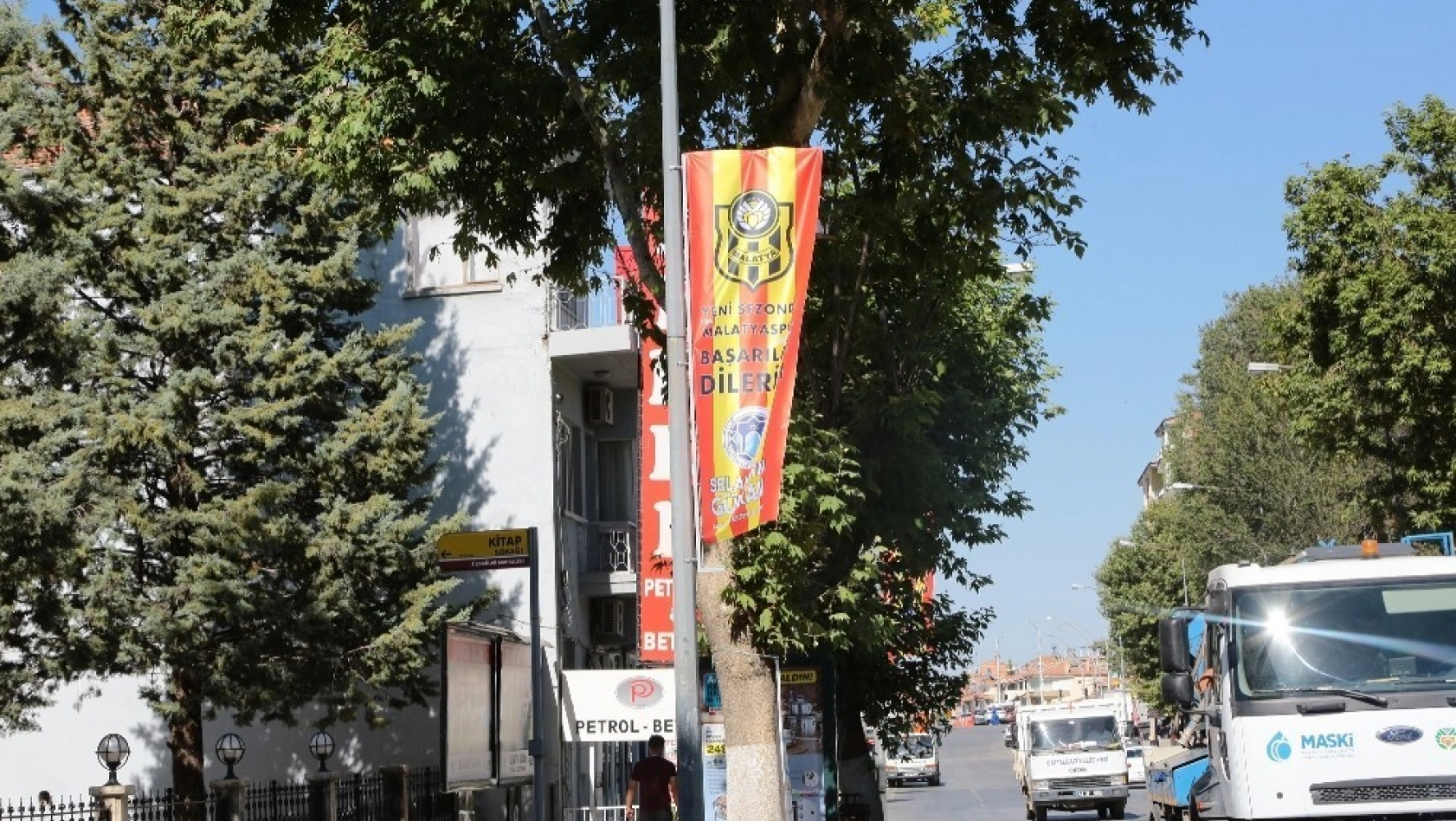 Sivas Caddesi sarı kırmızılı bayraklarla donatıldı 