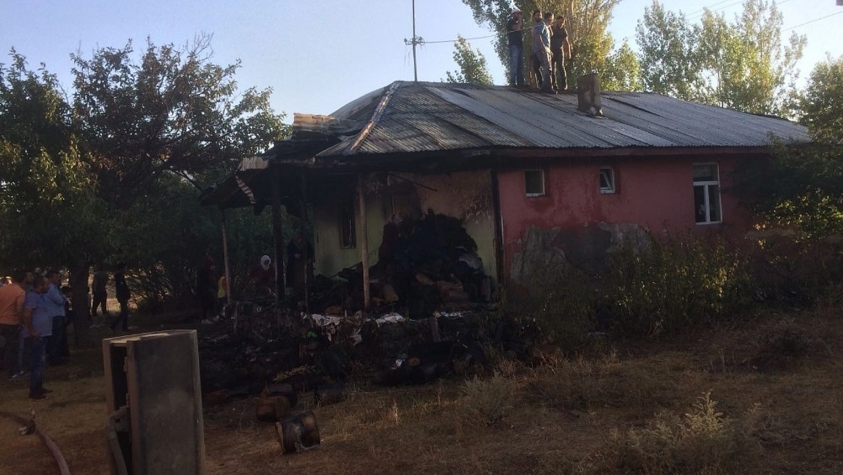 Karlıova'da ev yangını 