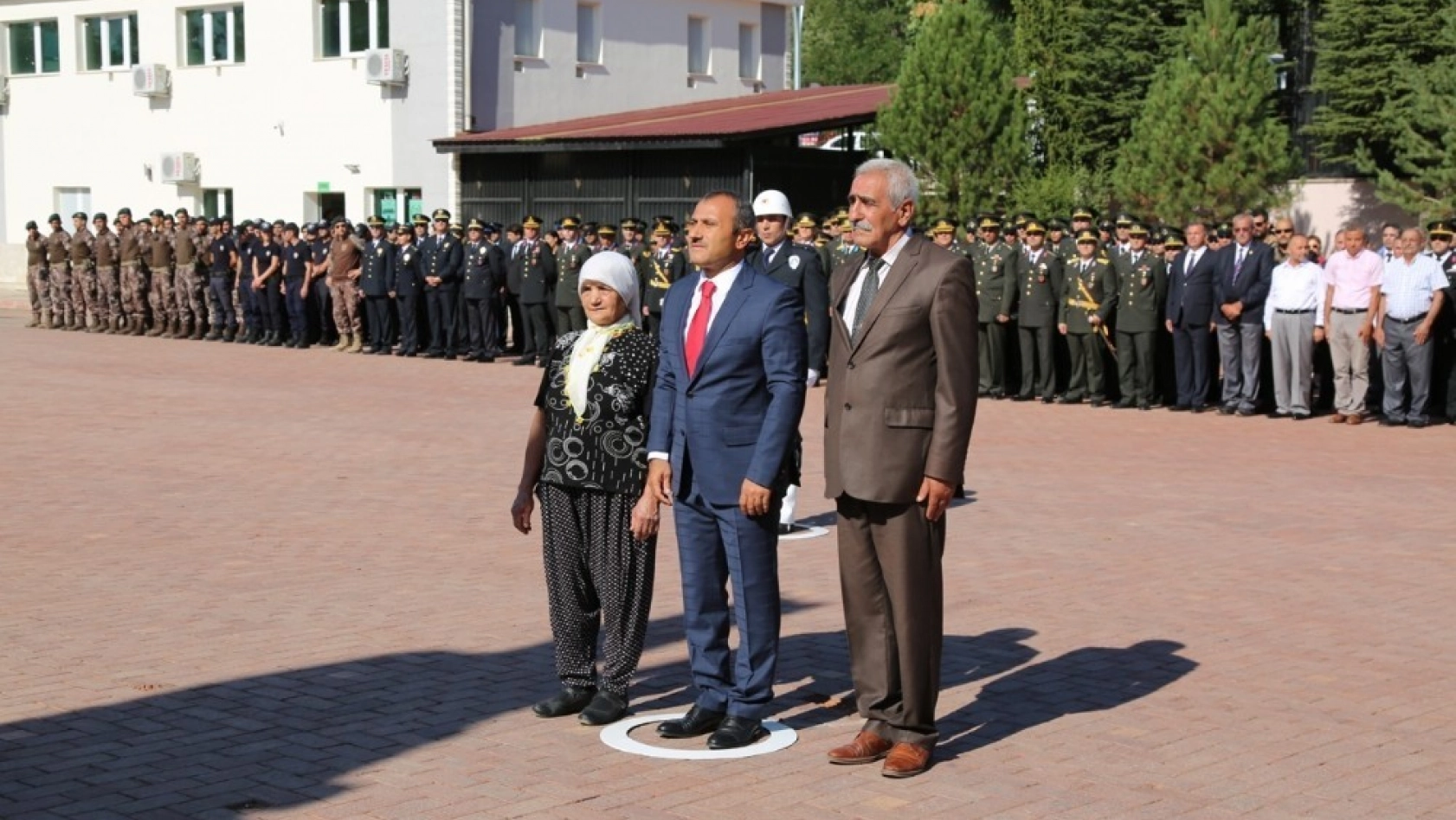 Vali Sonel, şehit annesiyle birlikte Atatürk anıtına çelenk koydu 