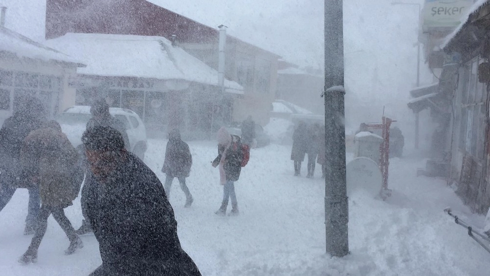 Karlıova'da kar ve tipi etkili oldu, okullar tatil edildi 