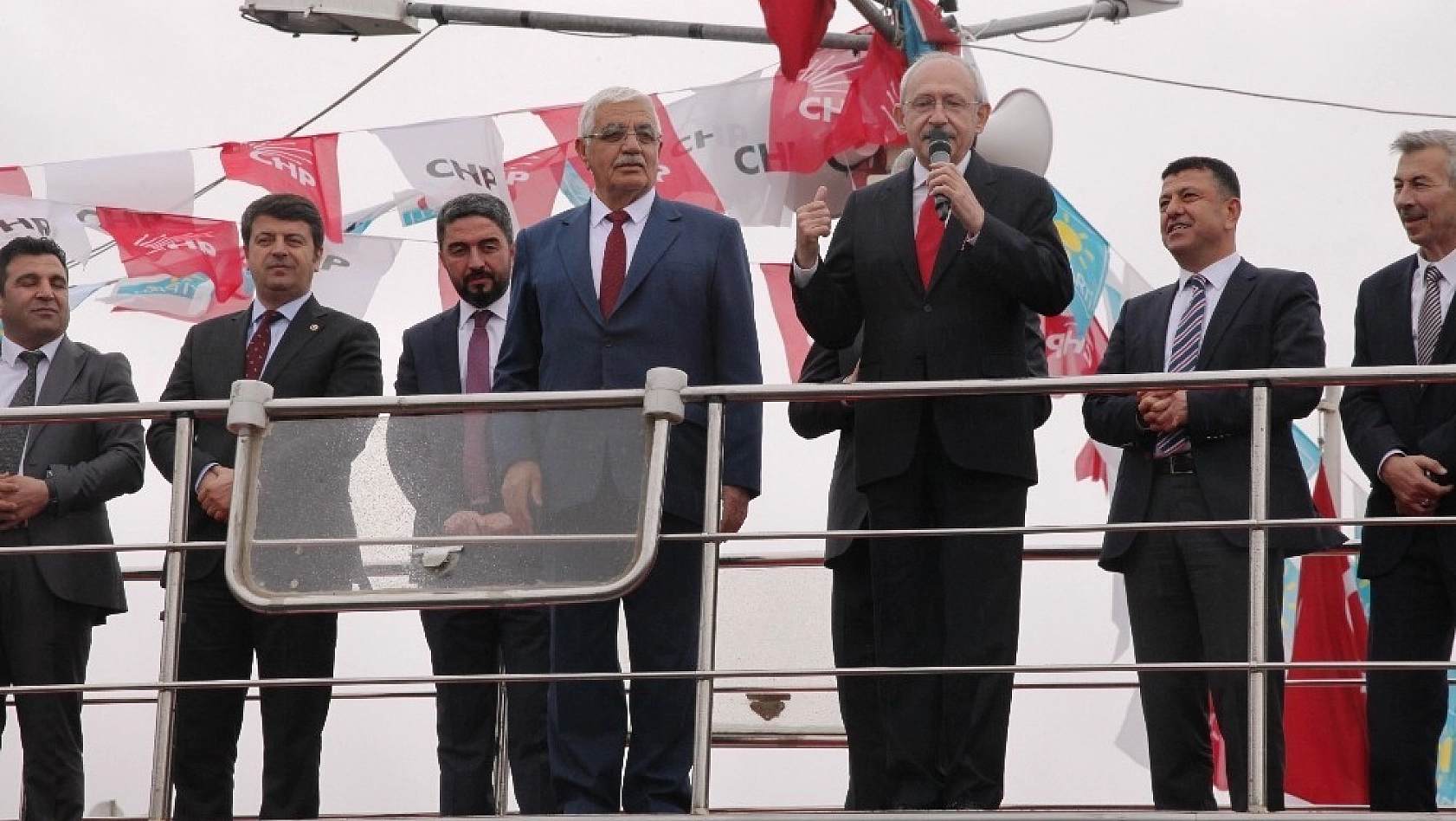 Kılıçdaroğlu vatandaşların çay teklifini geri çevirmedi 