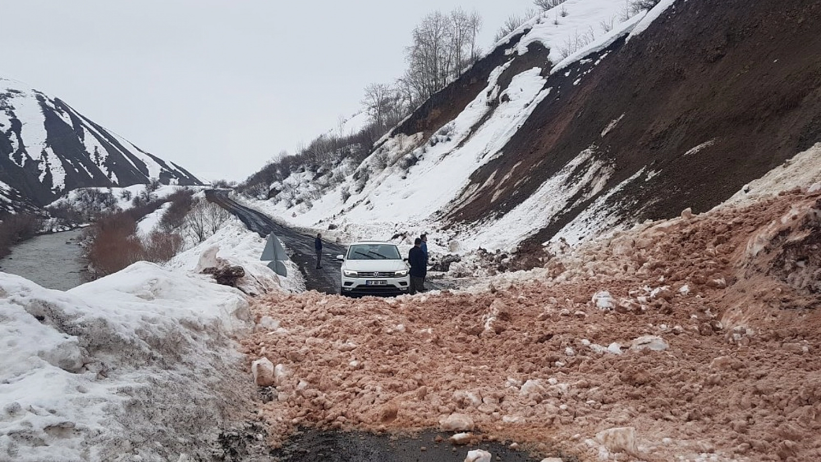 Karlıova-Yedisu yolu çığ nedeniyle kapandı 