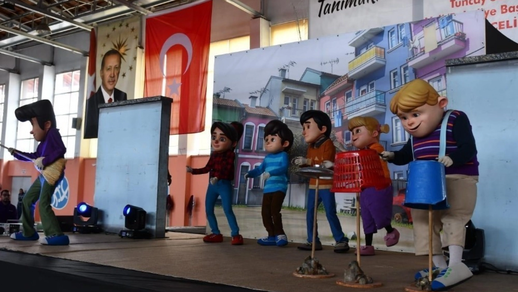 Tunceli'de çocuklar Rafadan Tayfa ile eğlendi 