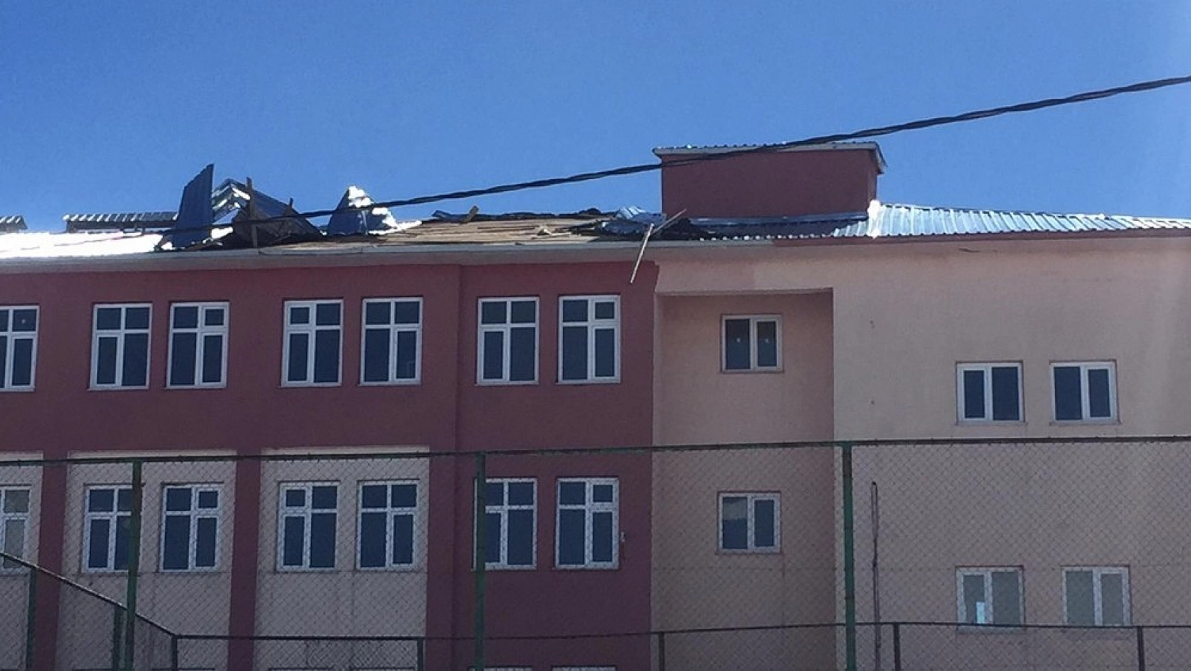Fırtına bir okul ile çok sayıda çatıyı uçurdu 