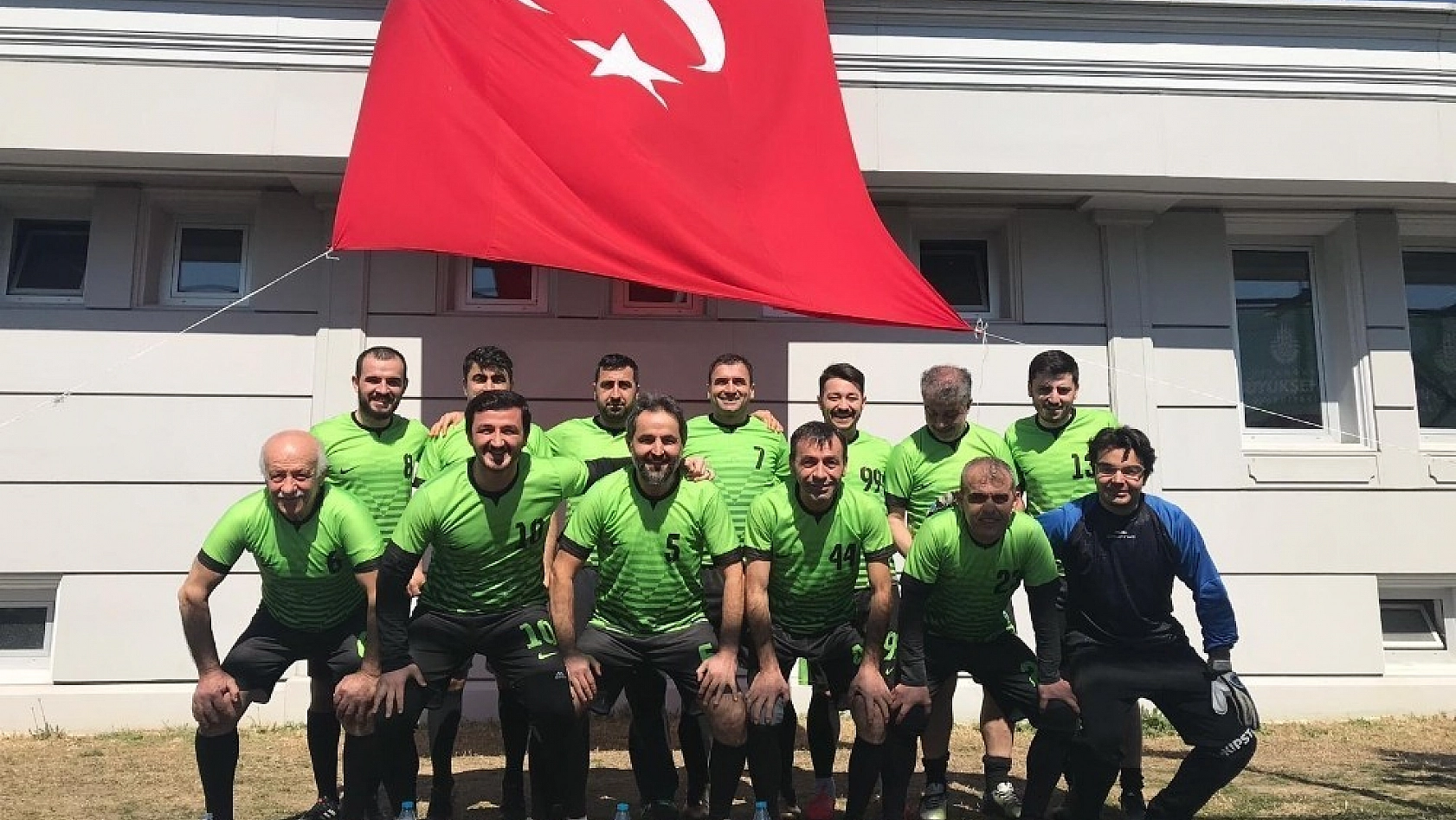 72 yaşında futbolcu performansıyla alkış alıyor 