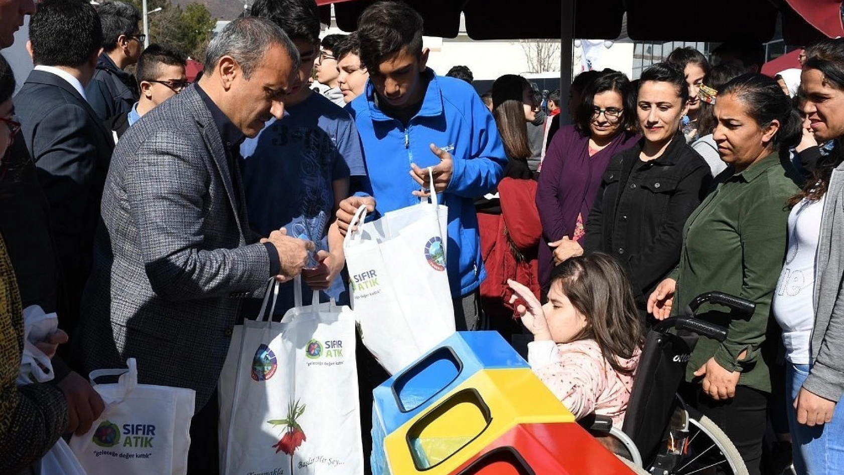 Tunceli'de 'Sıfır Atık' projesi kapsamında pet şişe getirene bez çanta 