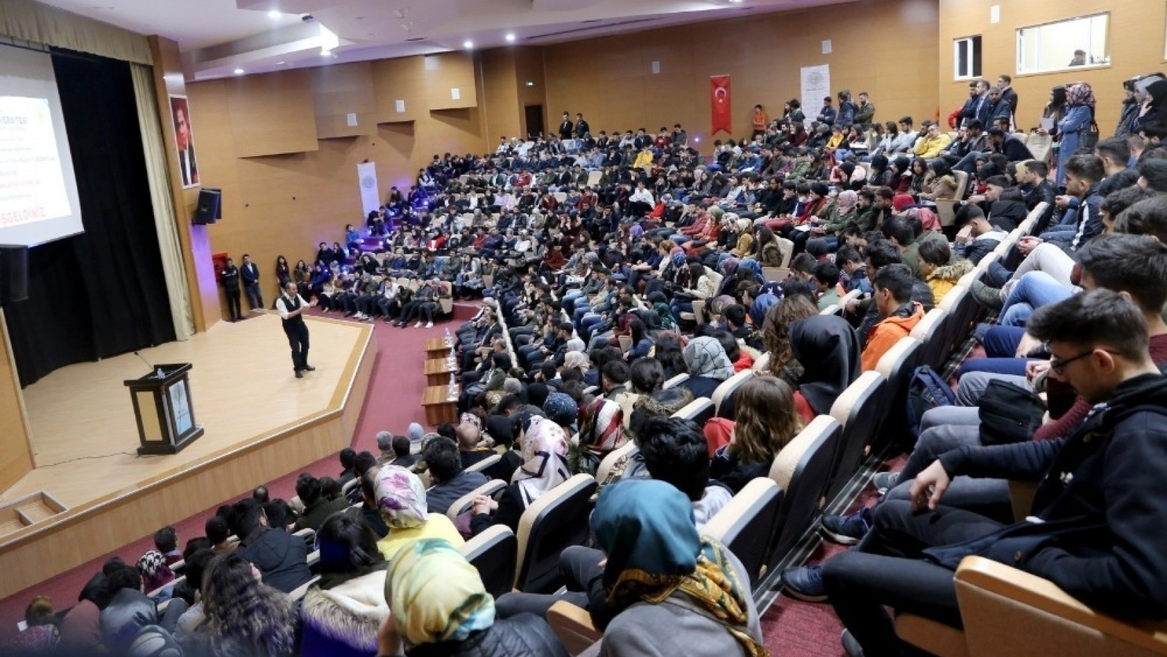 Bingöl Üniversitesi'nde 'Oku, Karanlıktan Aydınlığa' Konferansı 