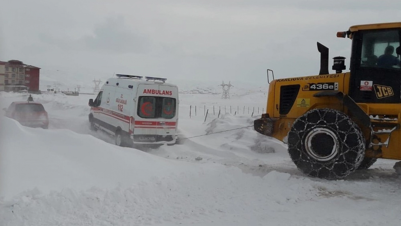 Kar ve tipide mahsur kalan ambulans kurtarıldı 